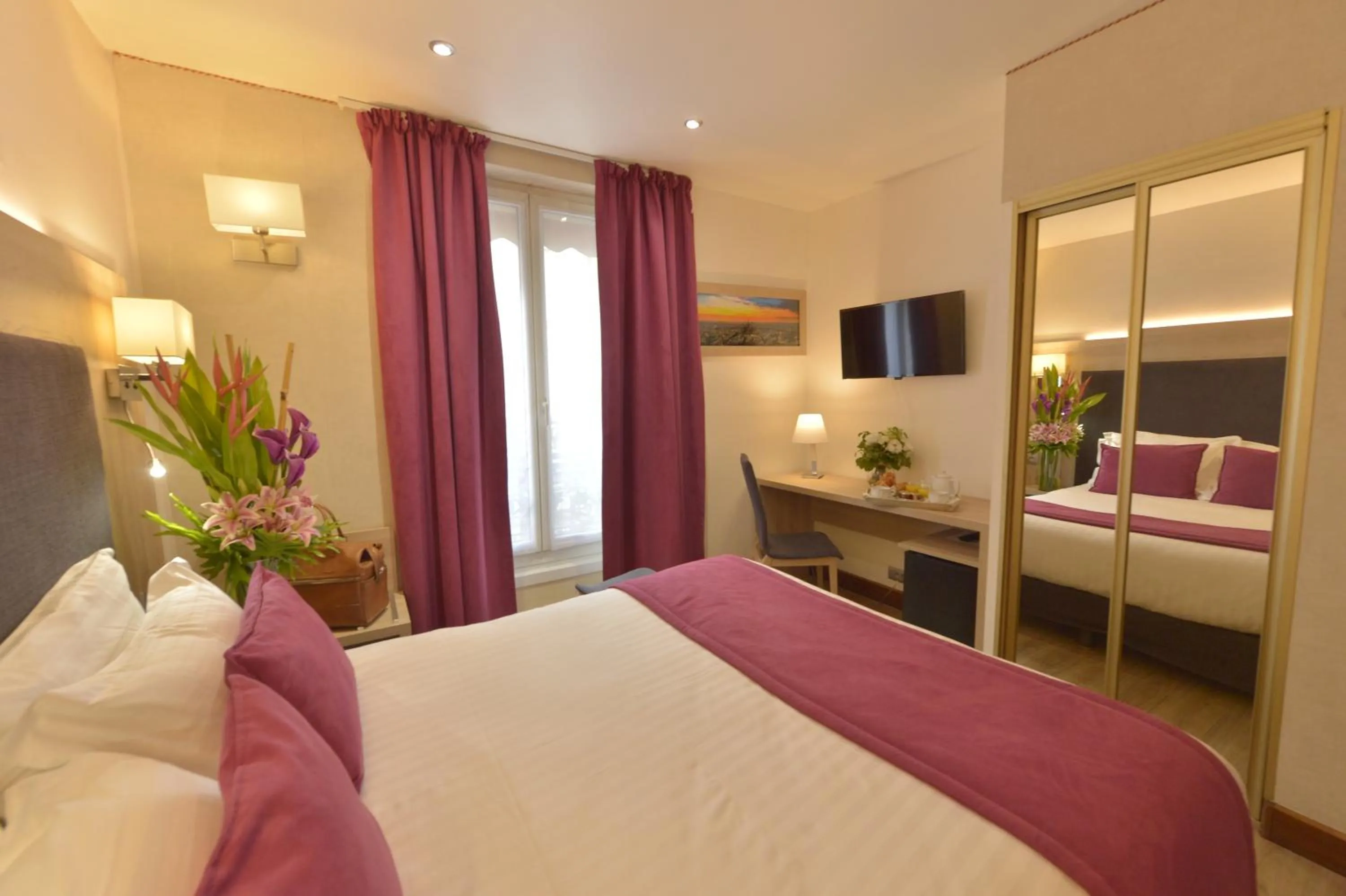 Bed in Hôtel Renoir Montparnasse