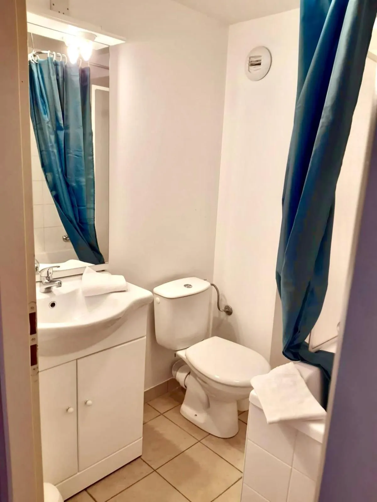 Bathroom in Adonis Valberg