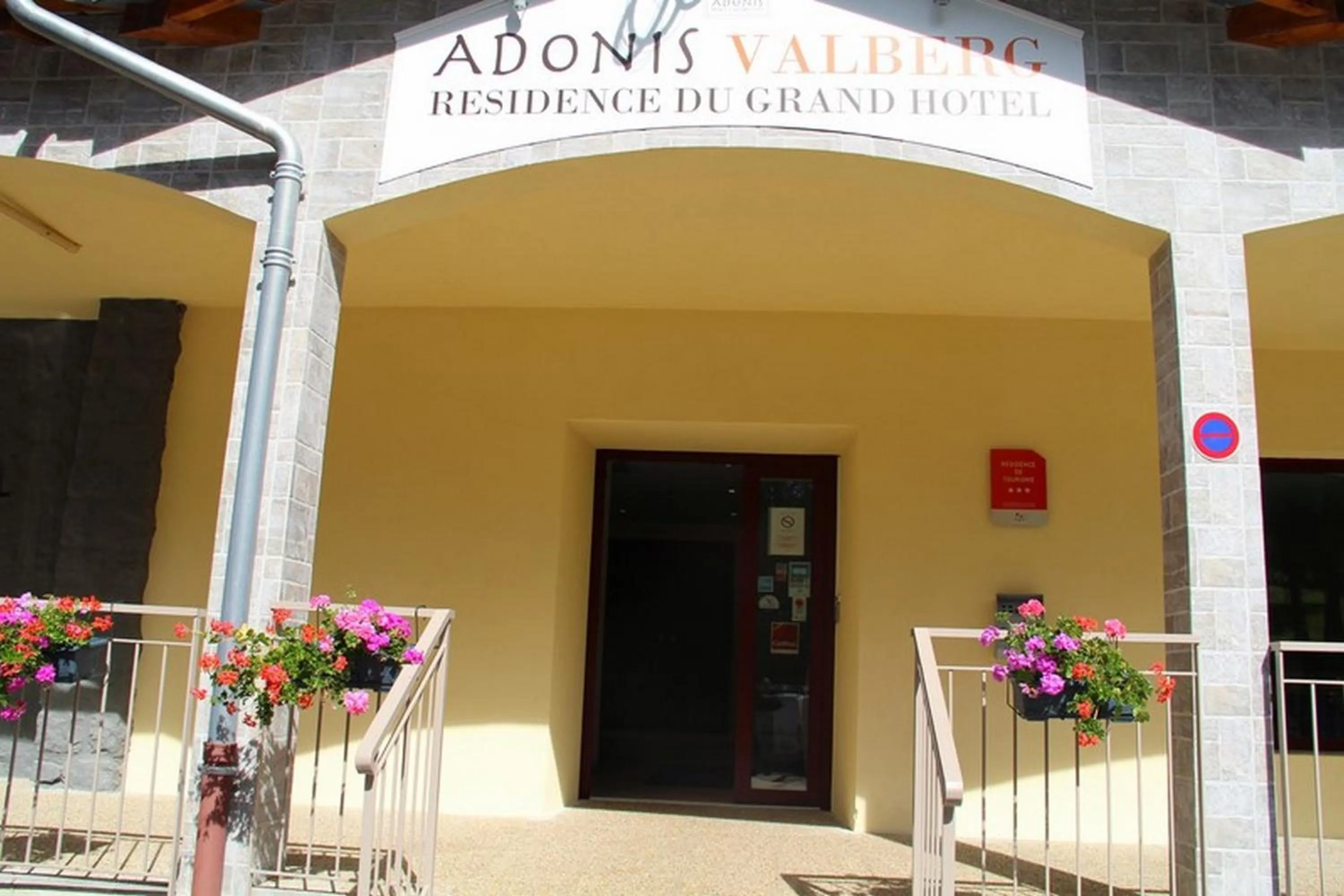 Facade/entrance in Adonis Valberg