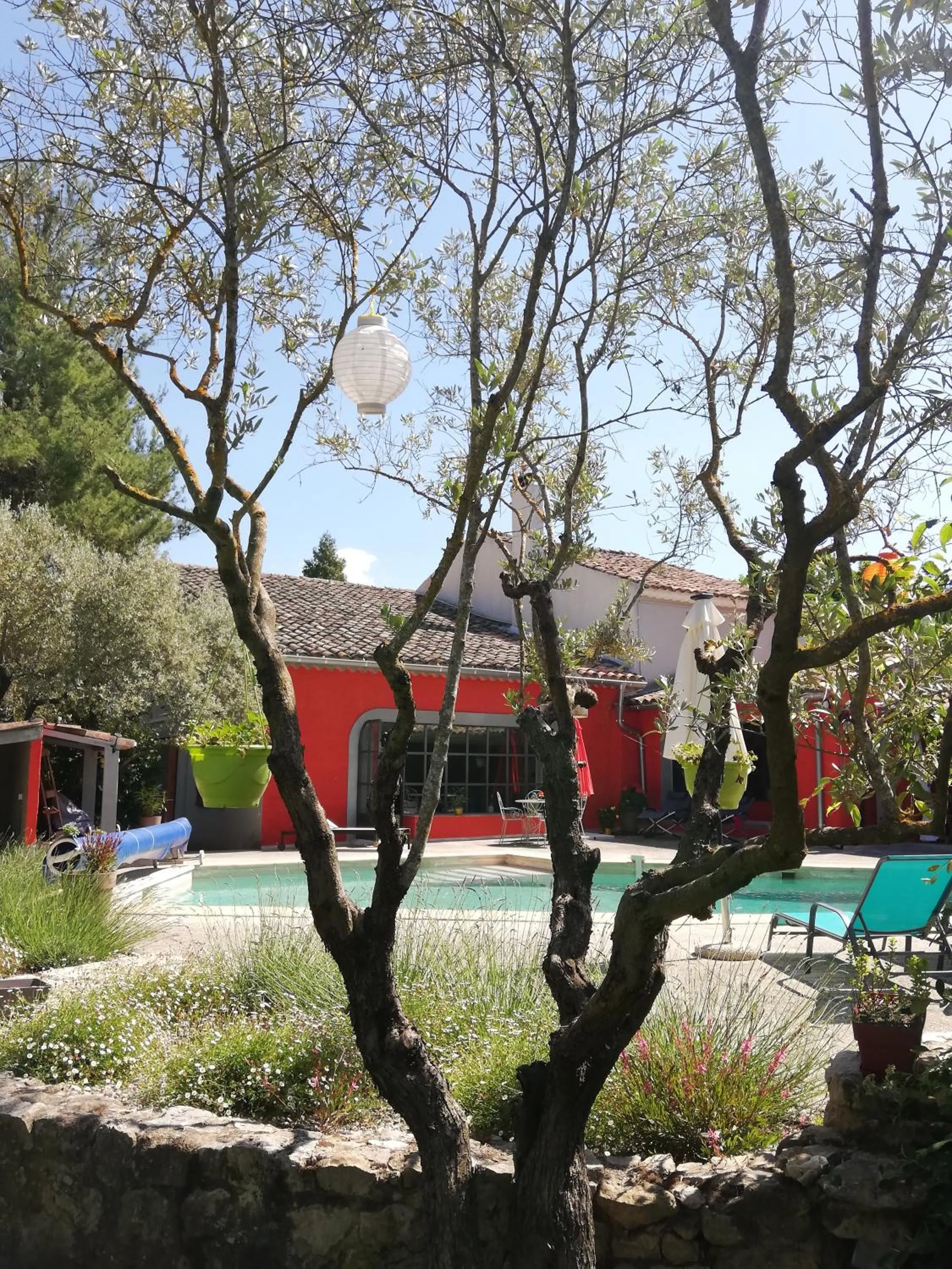 Pool view in Le mas de la diligence