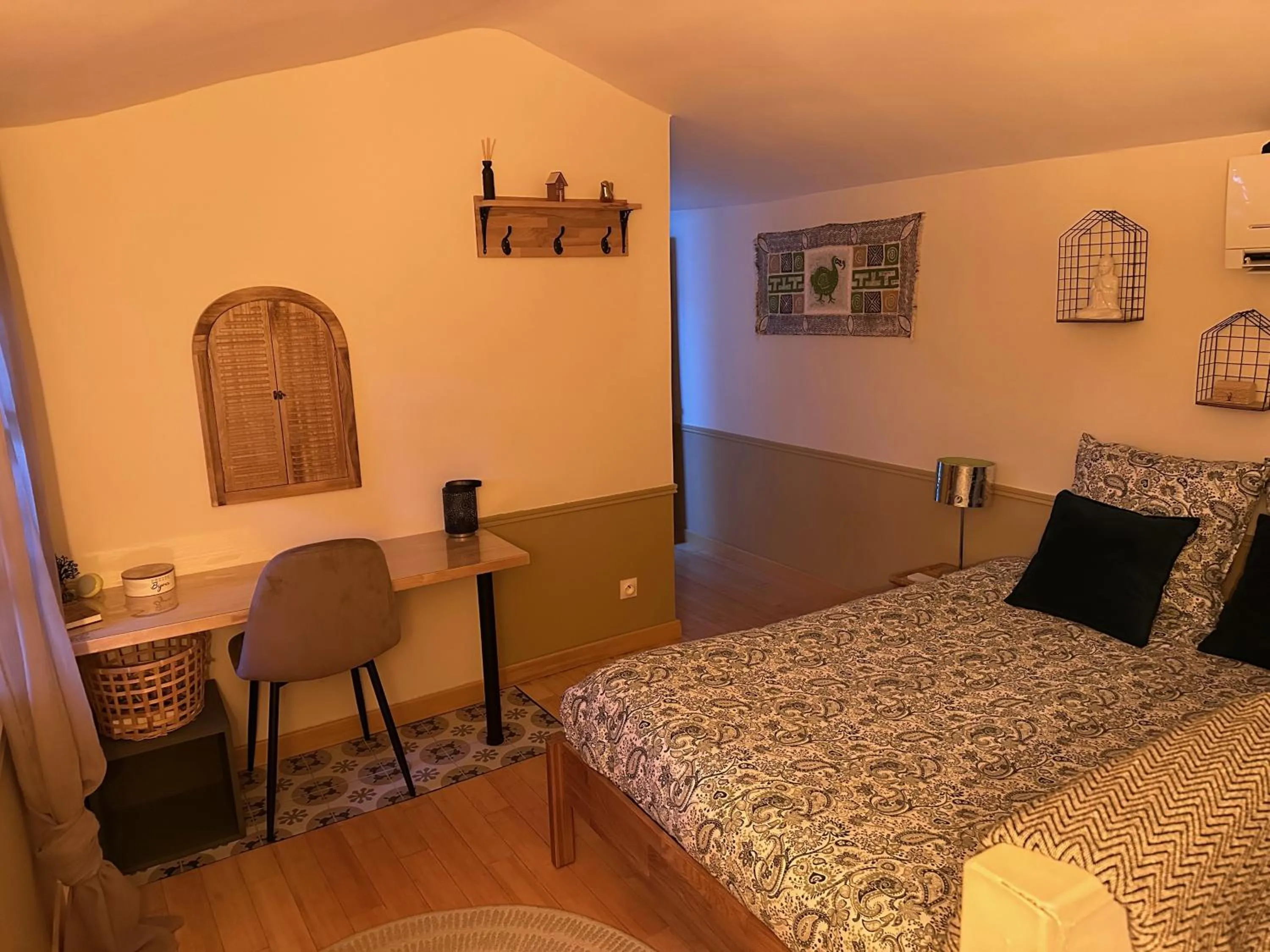 Night, Bed in Le mas de la diligence