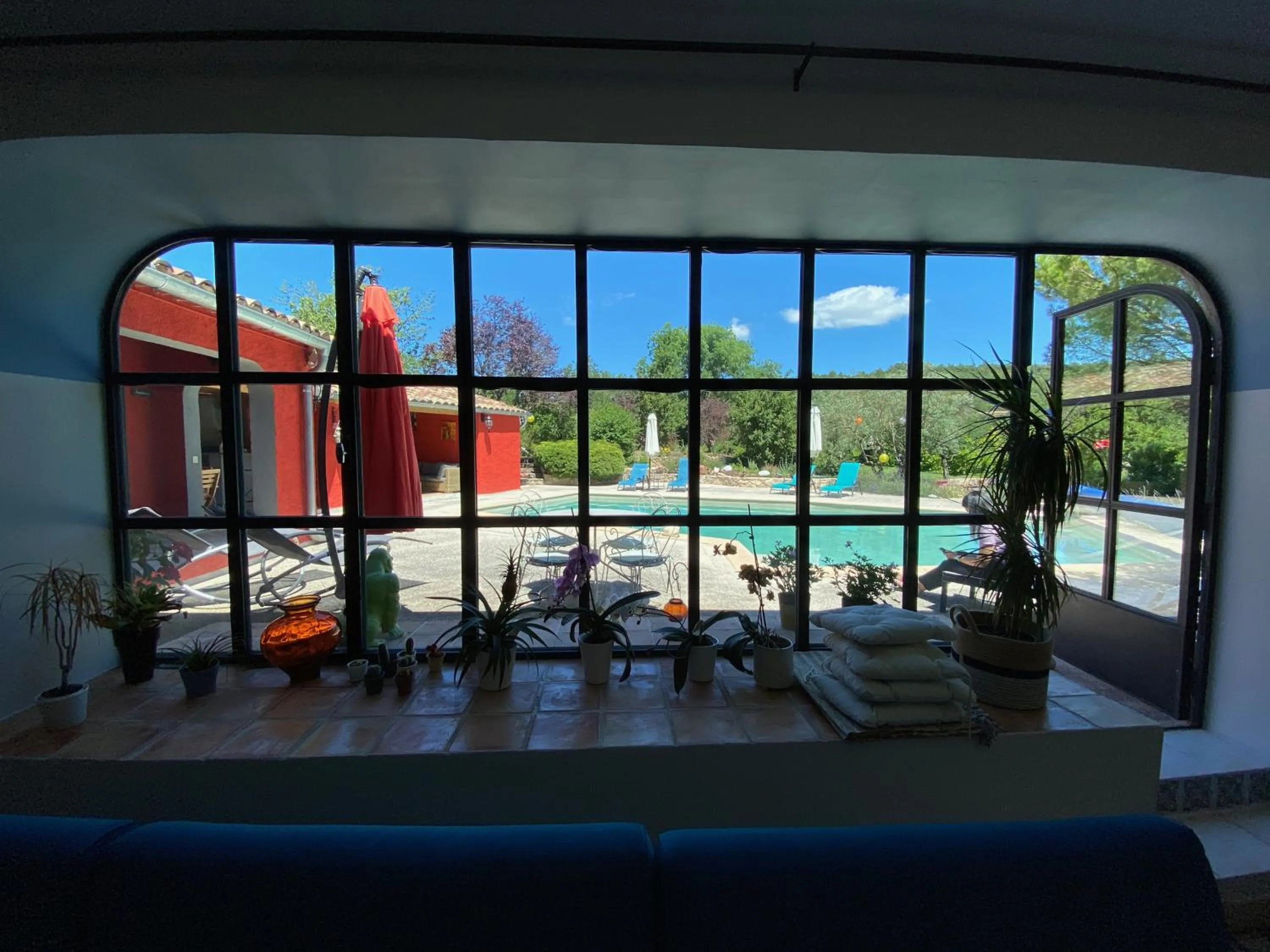 Pool view in Le mas de la diligence