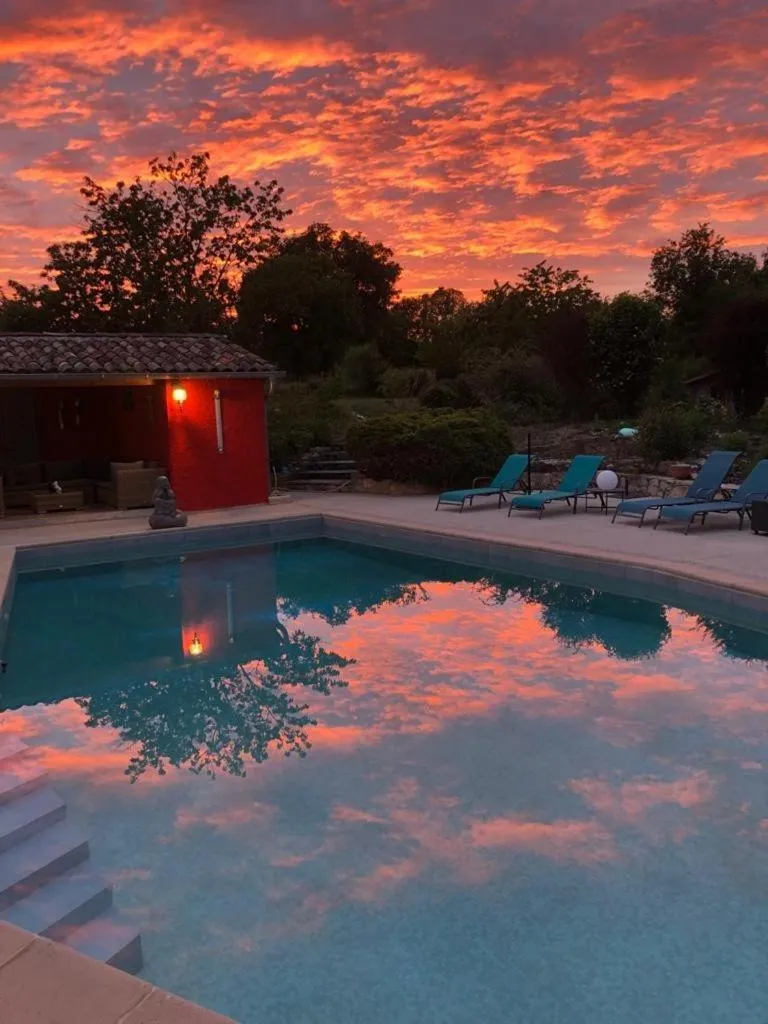 Swimming pool in Le mas de la diligence