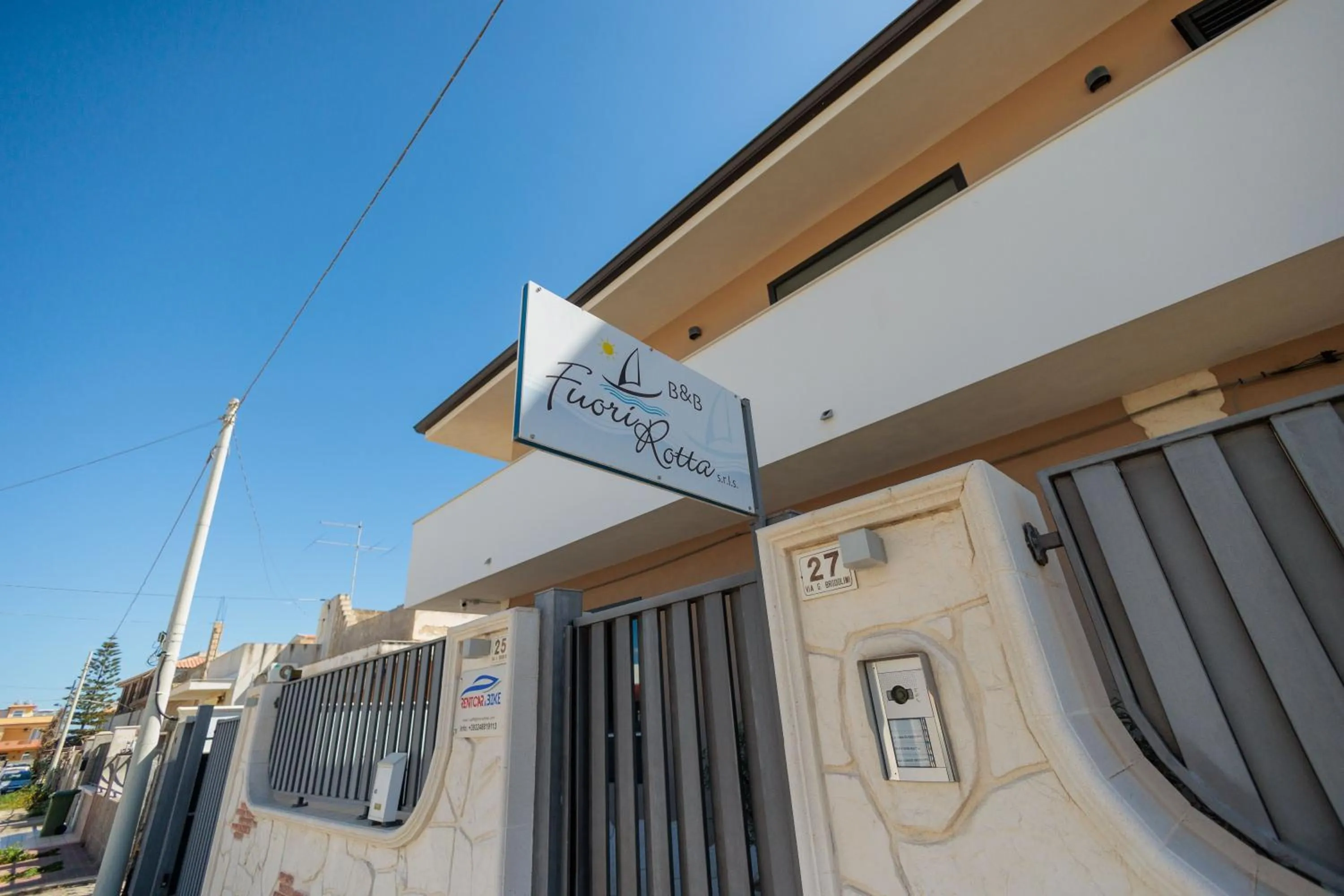 Property logo or sign in Fuori Rotta