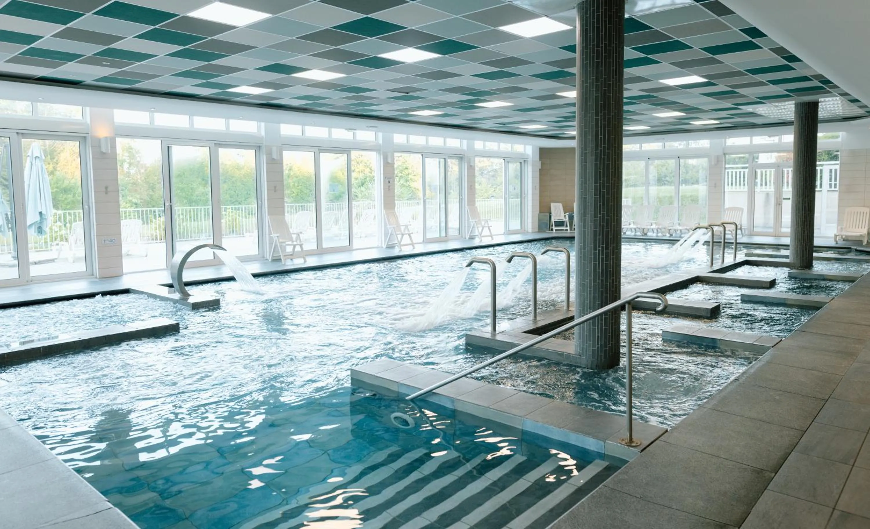 Swimming pool in Résidence b'o cottage - b'o resort thermal & spa