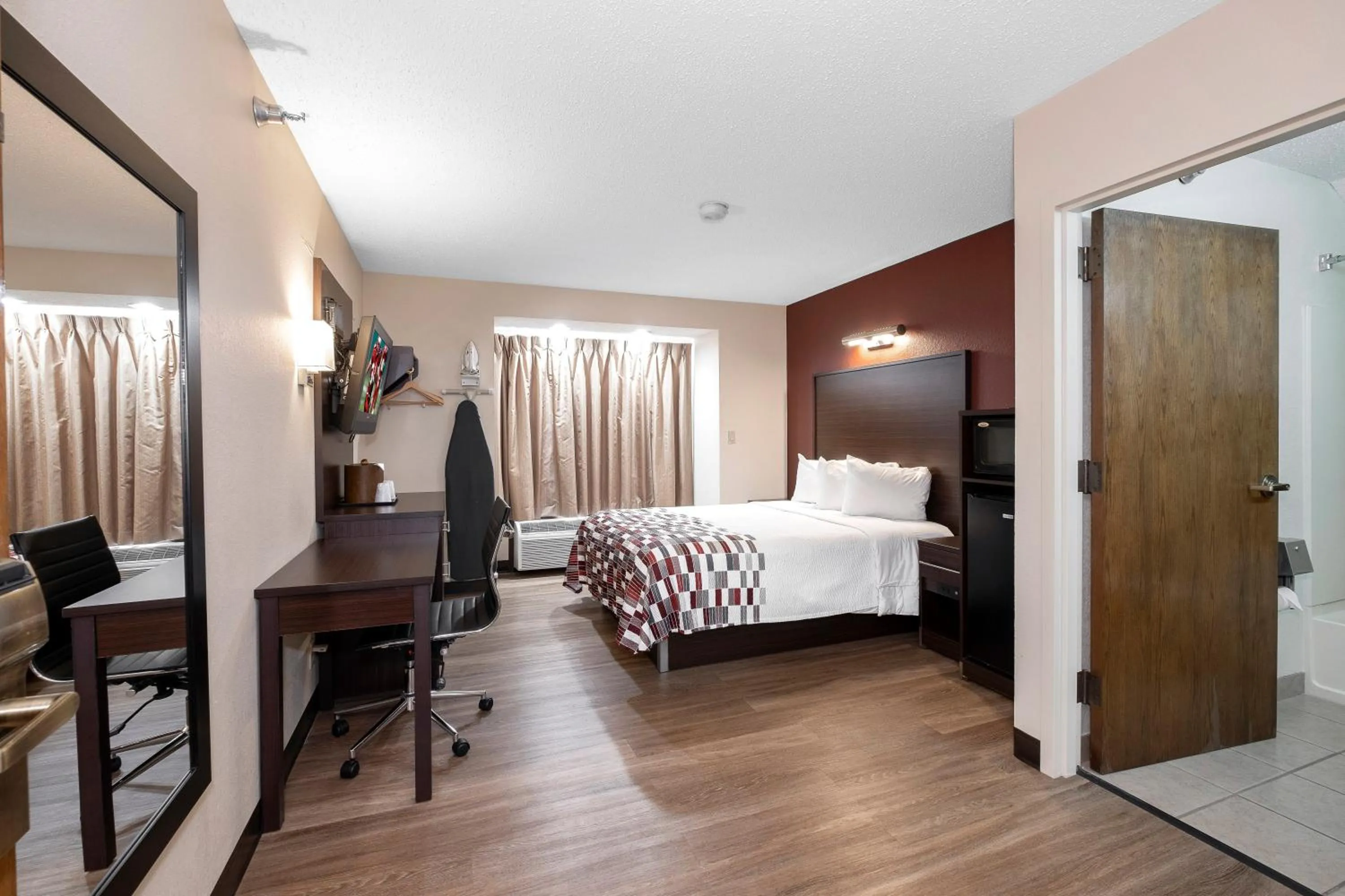 Photo of the whole room, Bed in Red Roof Inn Springfield, MO