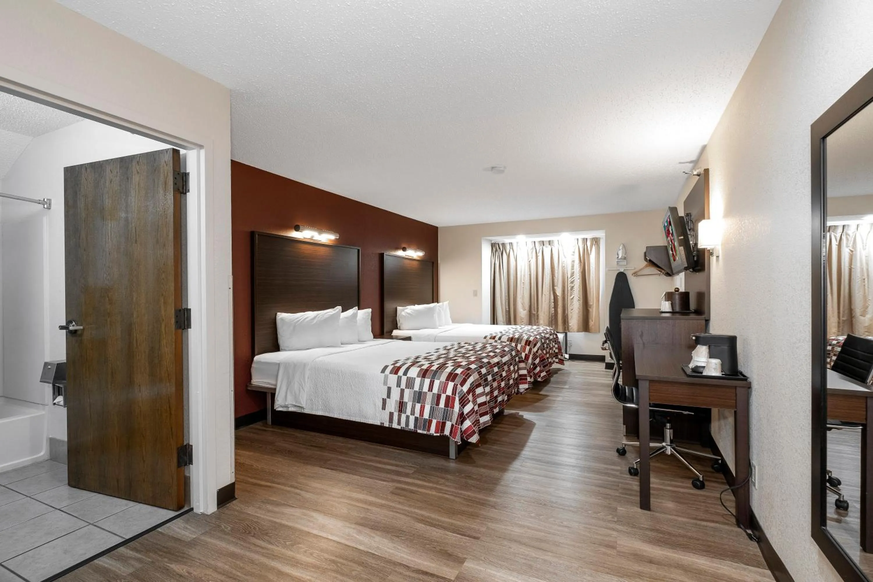 Photo of the whole room, Bed in Red Roof Inn Springfield, MO