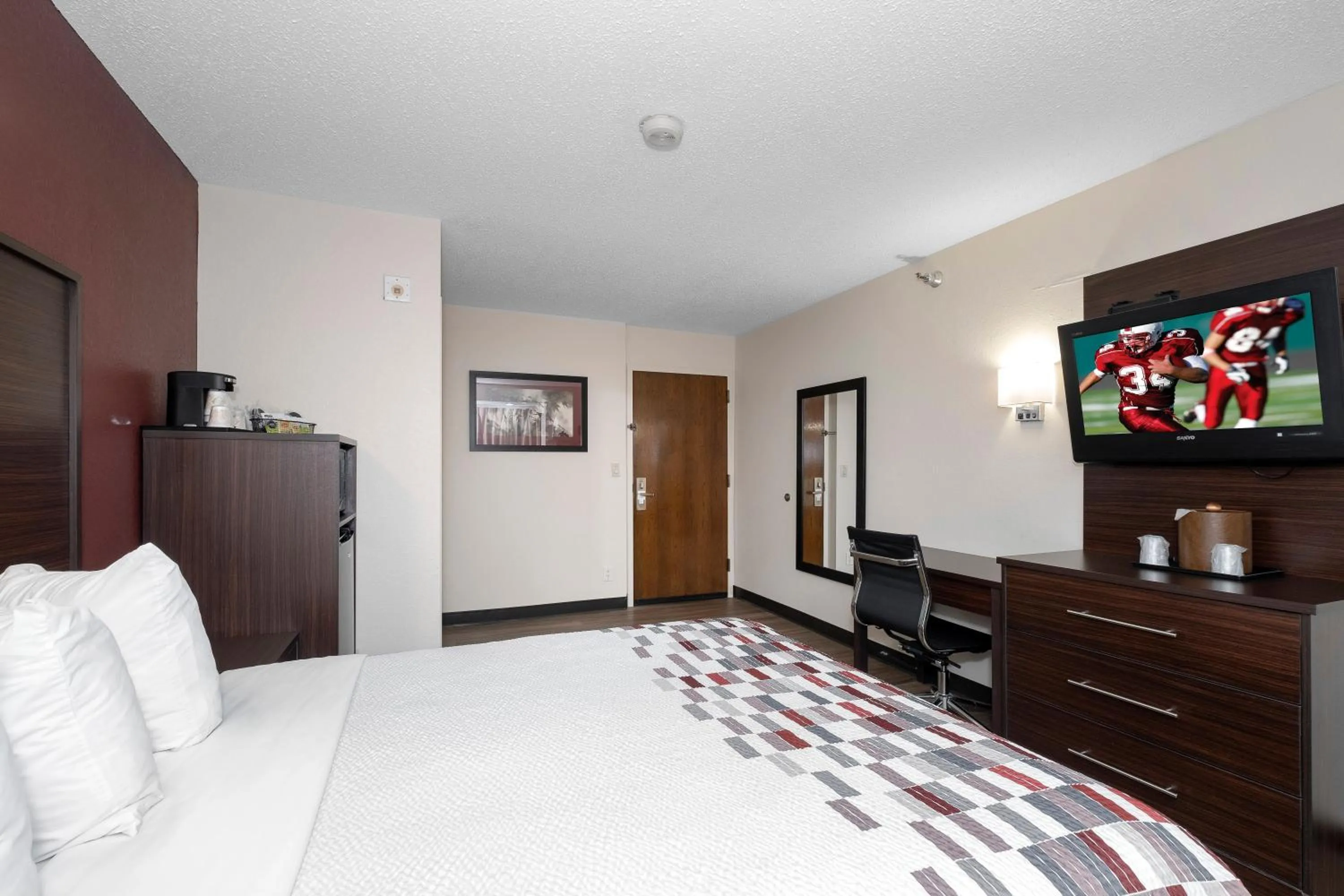 Photo of the whole room, Bed in Red Roof Inn Springfield, MO