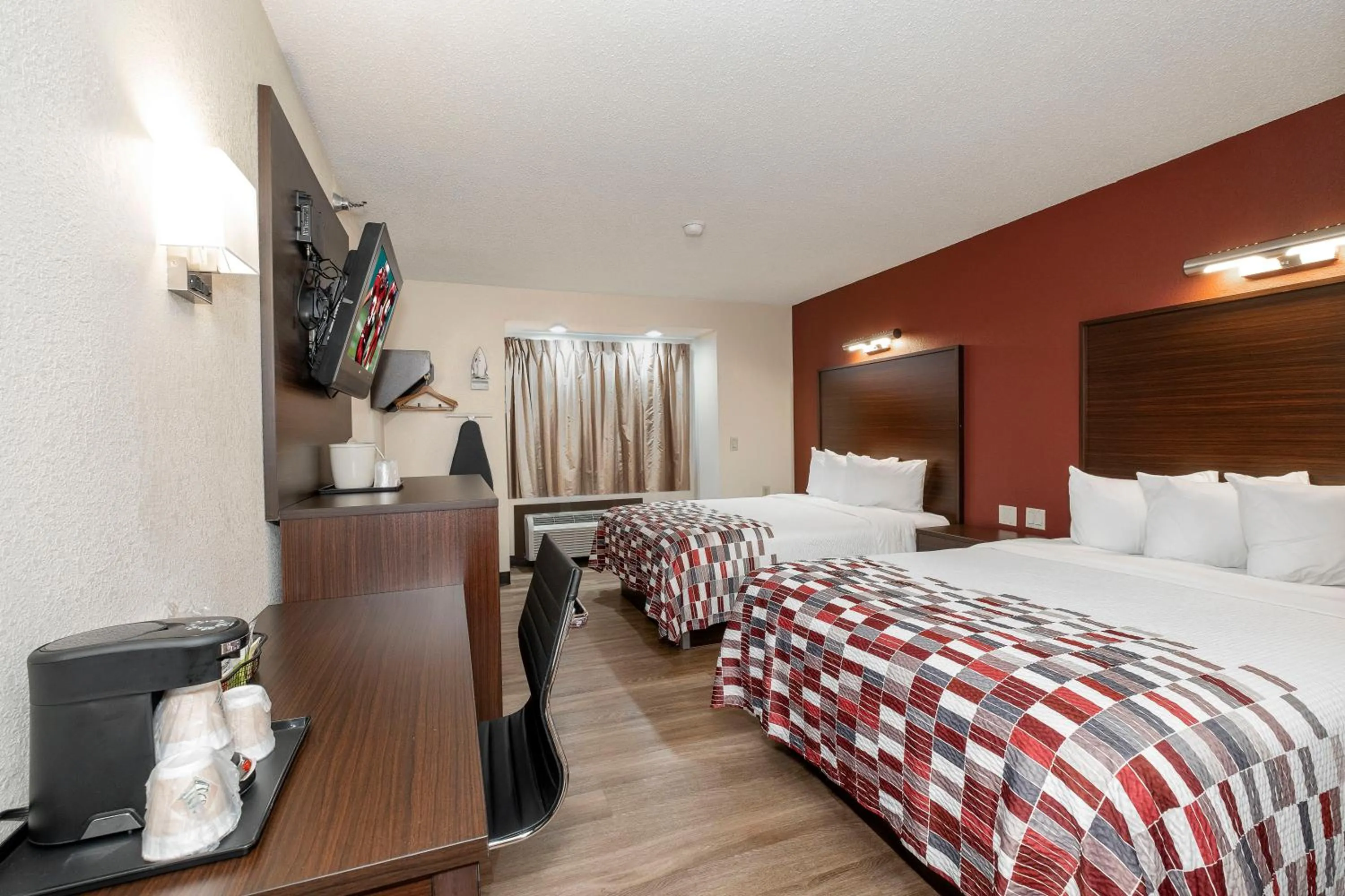 Photo of the whole room, Bed in Red Roof Inn Springfield, MO