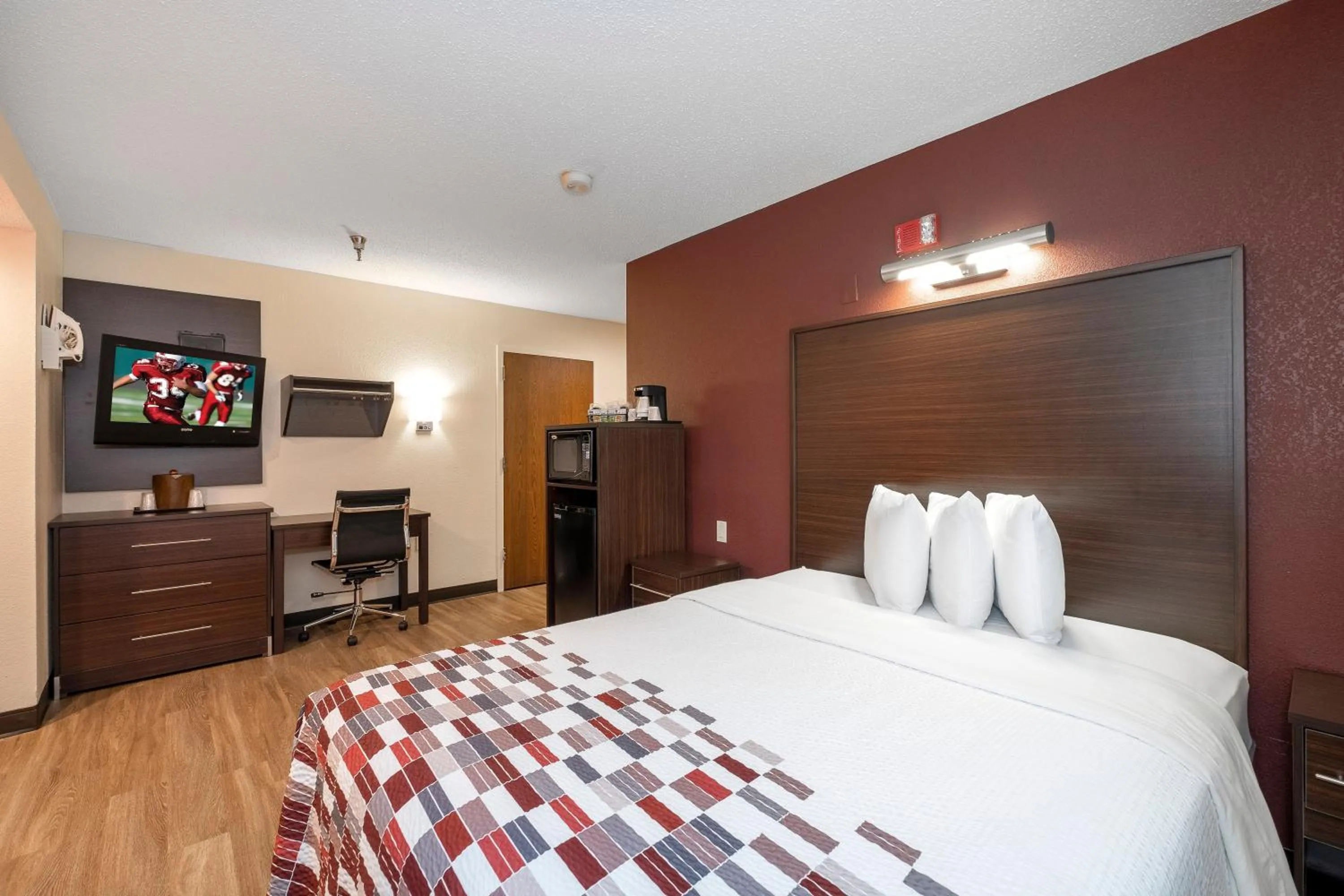 Photo of the whole room, Bed in Red Roof Inn Springfield, MO