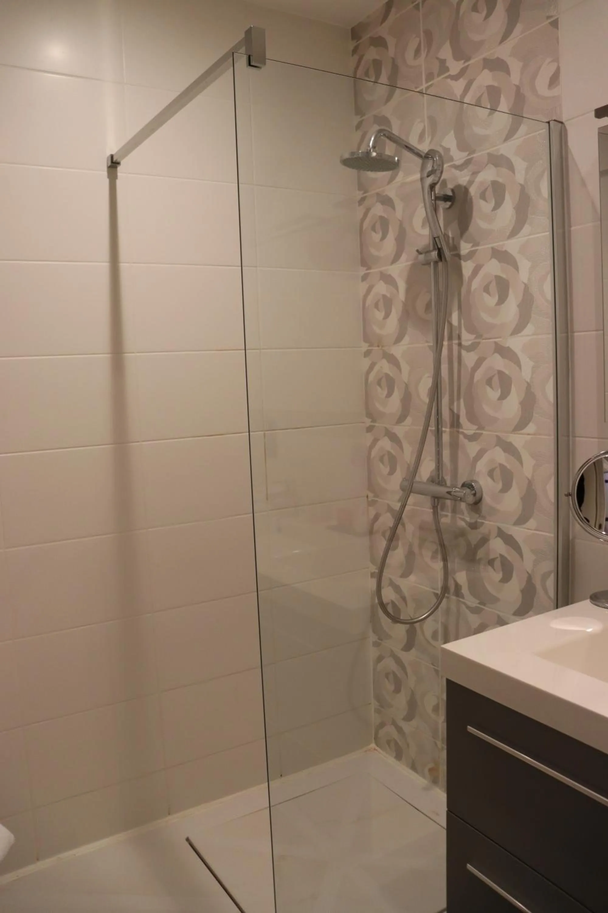 Shower in Les Maritonnes