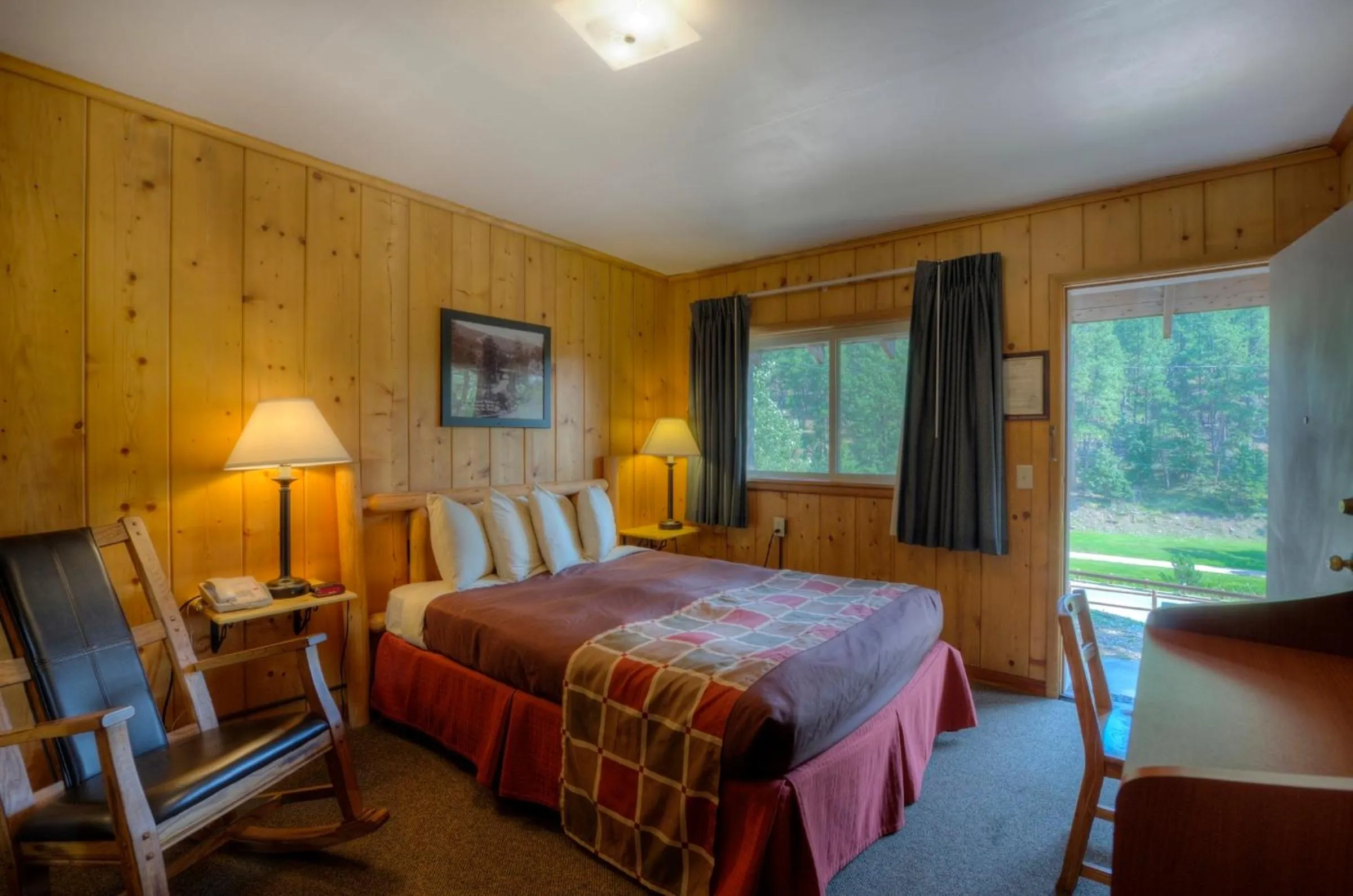 Photo of the whole room, Bed in Powder House Lodge