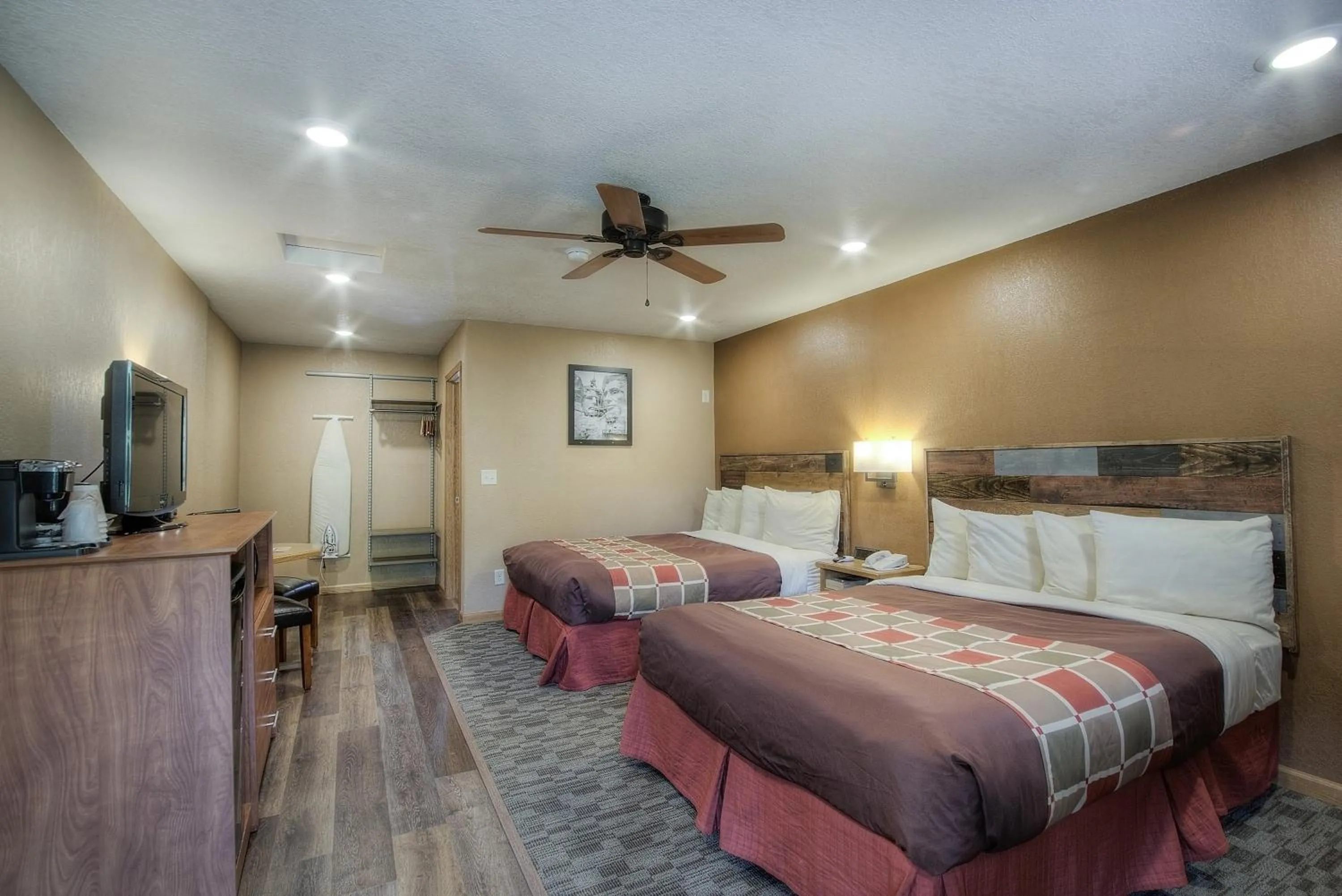 Photo of the whole room, Bed in Powder House Lodge