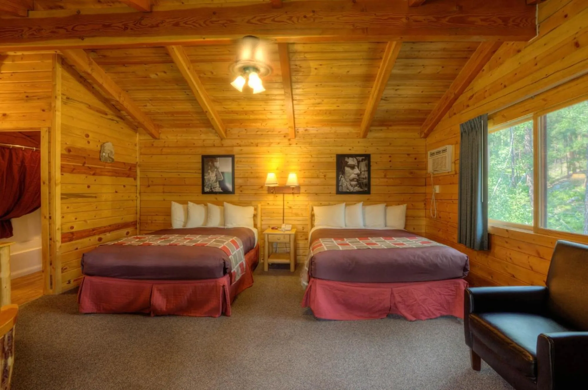 Photo of the whole room, Bed in Powder House Lodge