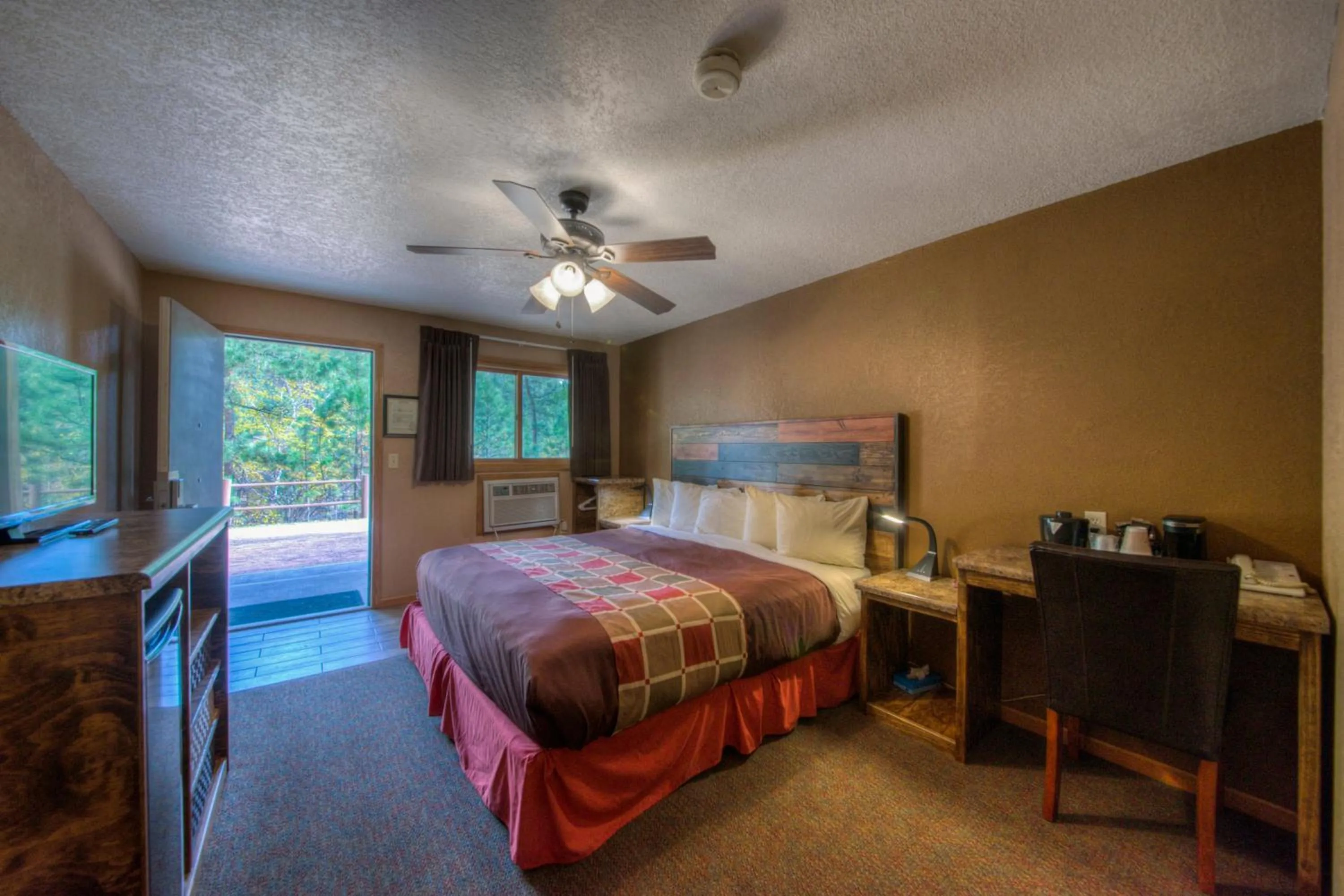 Photo of the whole room, Bed in Powder House Lodge