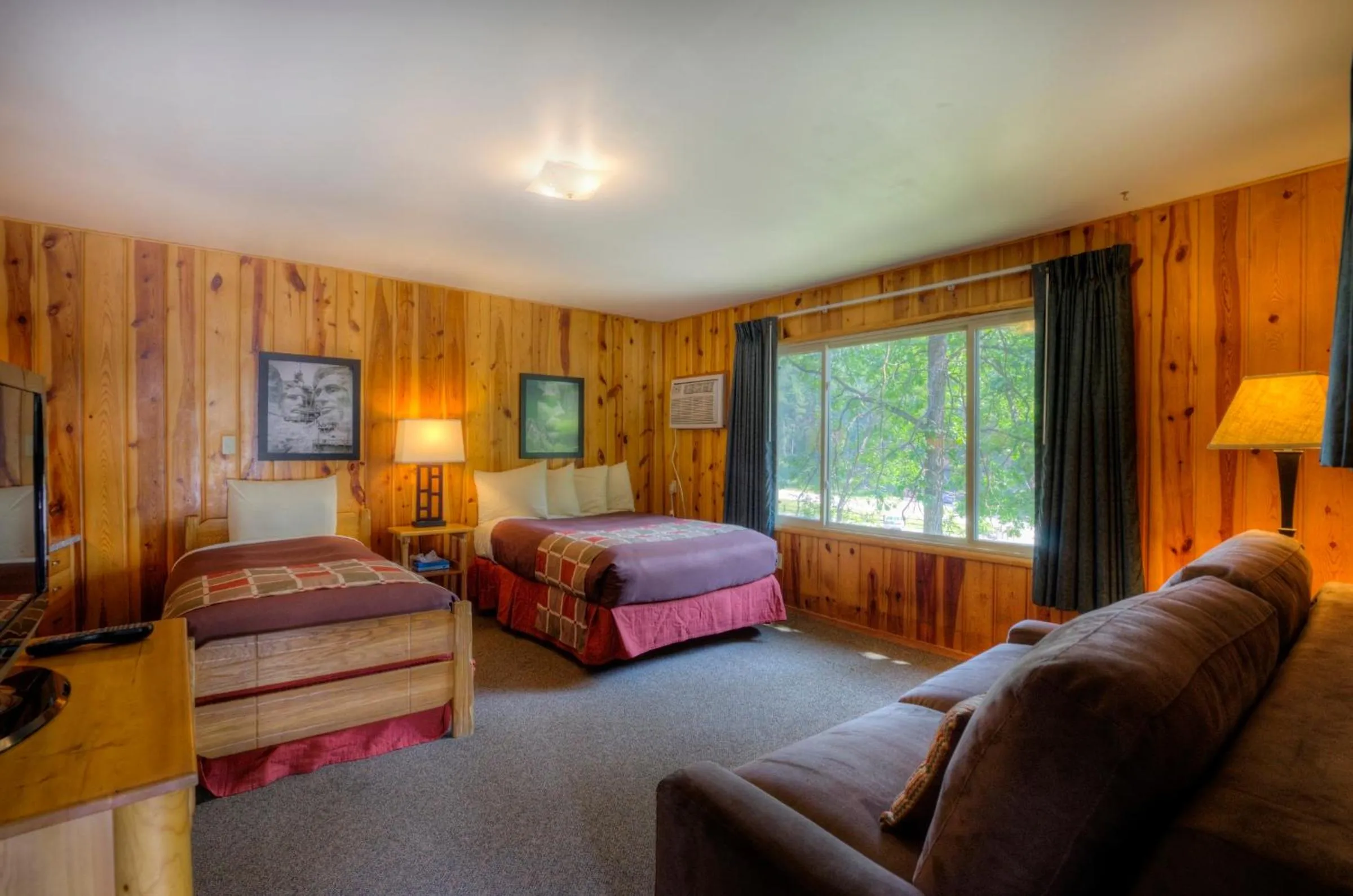 Photo of the whole room, Bed in Powder House Lodge