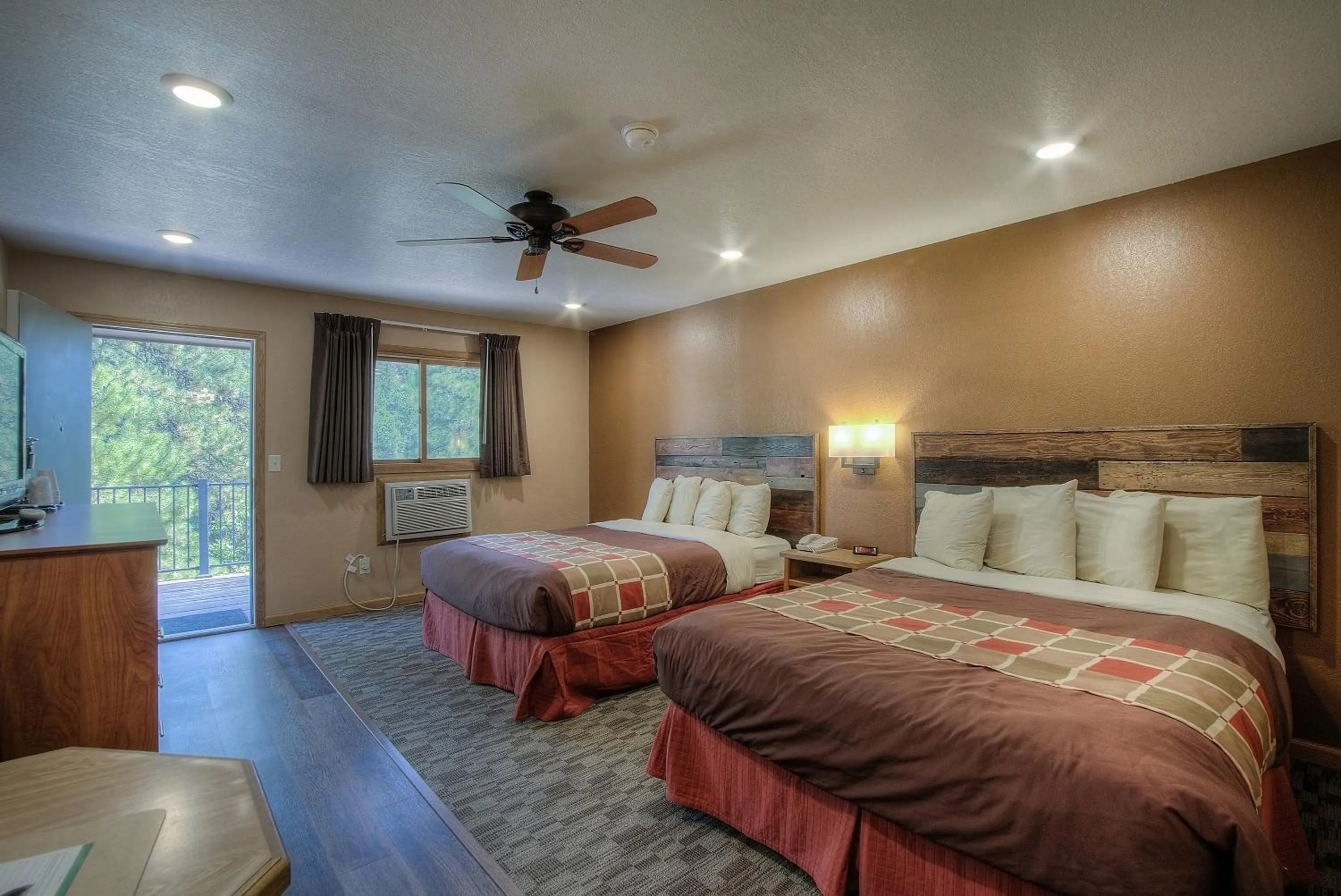 Photo of the whole room, Bed in Powder House Lodge