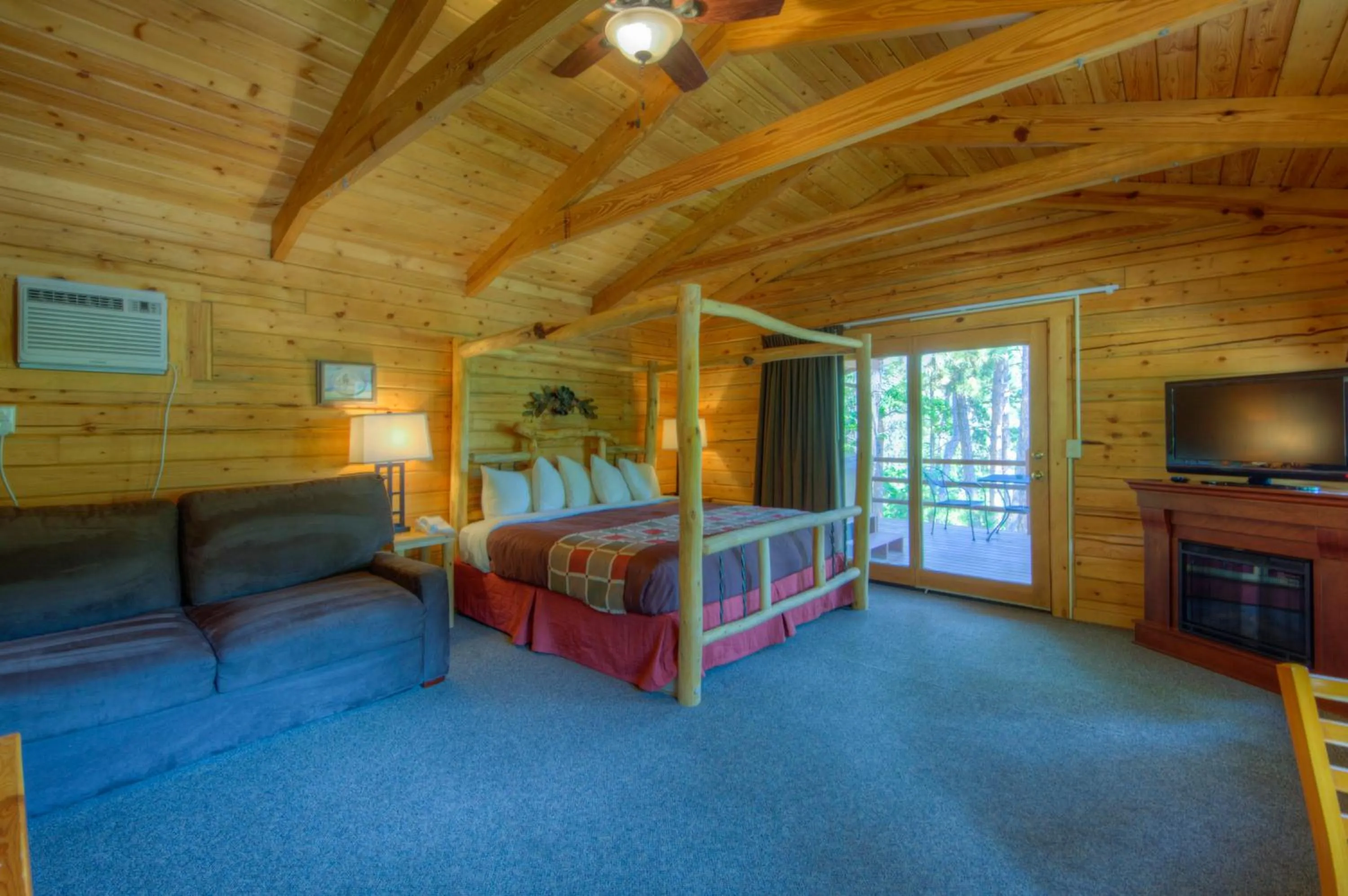 Photo of the whole room, Bed in Powder House Lodge