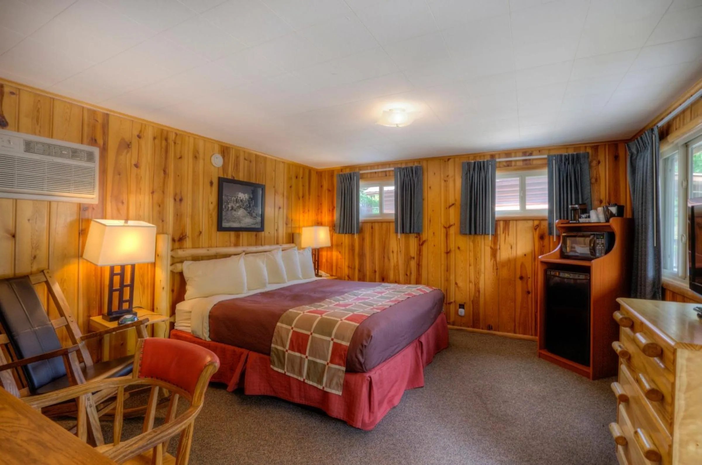 Photo of the whole room, Bed in Powder House Lodge