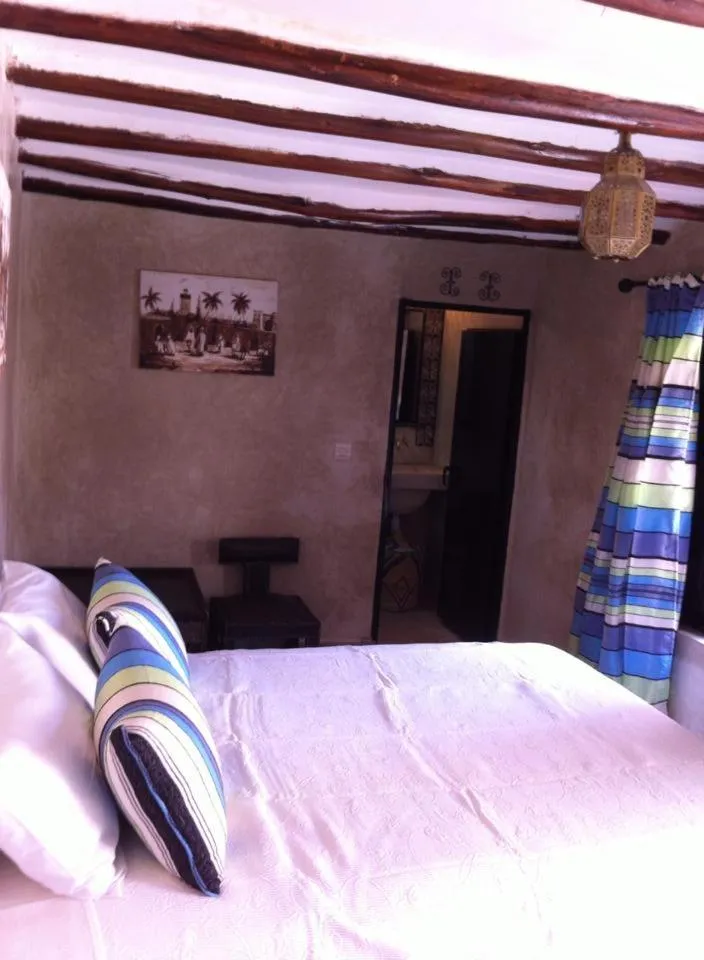 Photo of the whole room, Bed in Riad Le Bel Oranger
