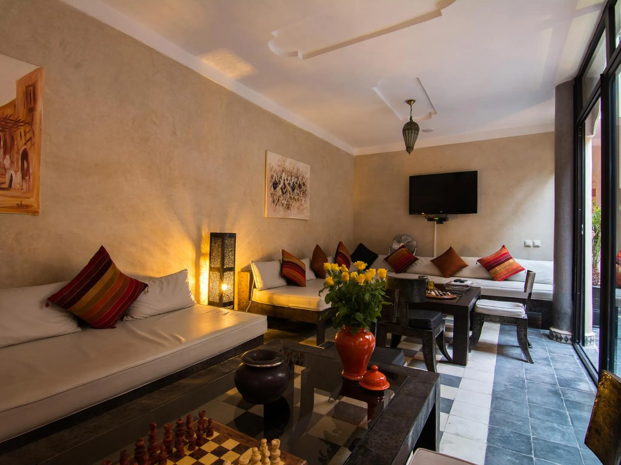 Communal lounge/ TV room, Bed in Riad Le Bel Oranger