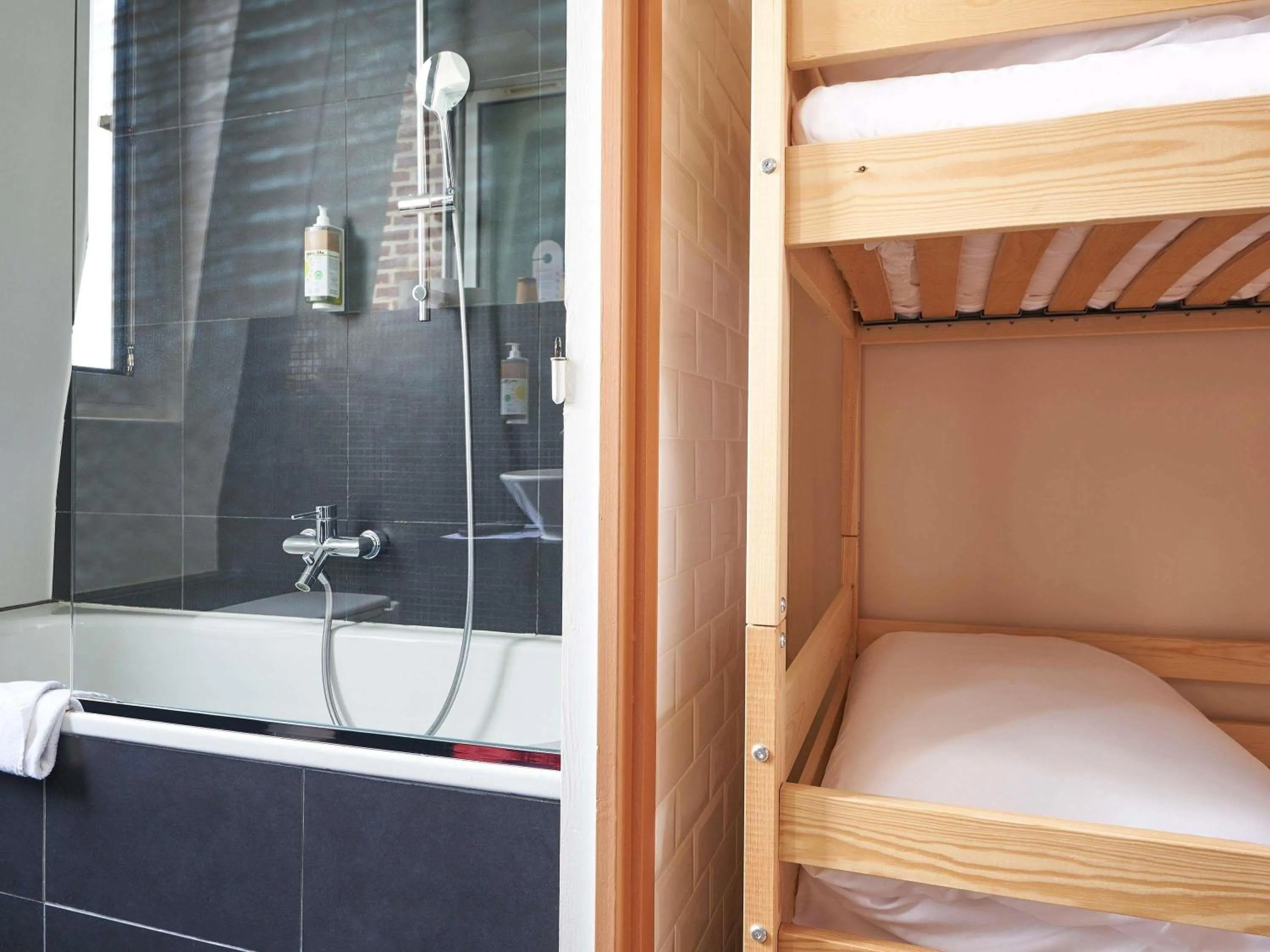 Bedroom, Bed in Greet Boulogne Billancourt Paris