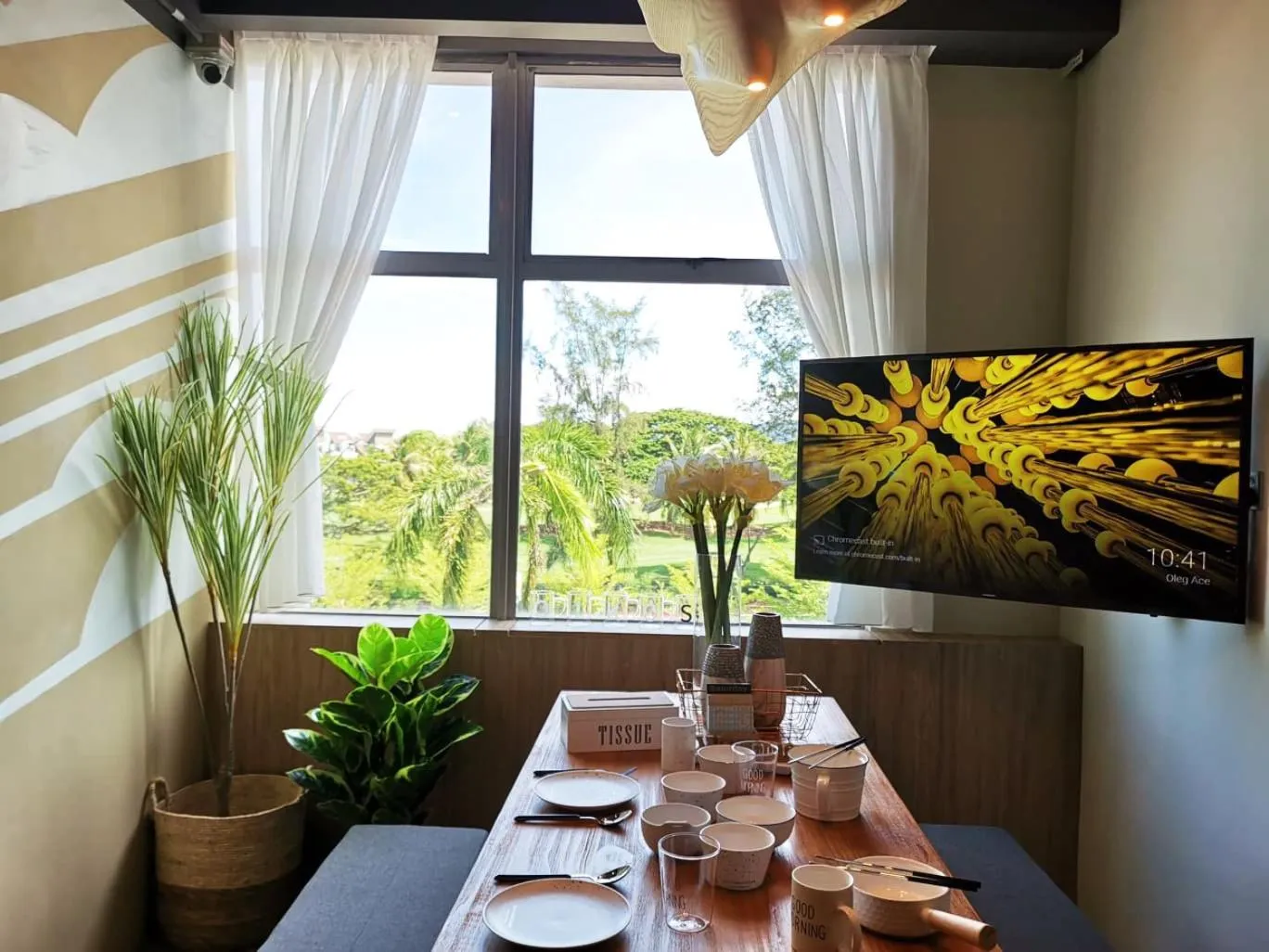 Communal lounge/ TV room in Oikos Poshtel