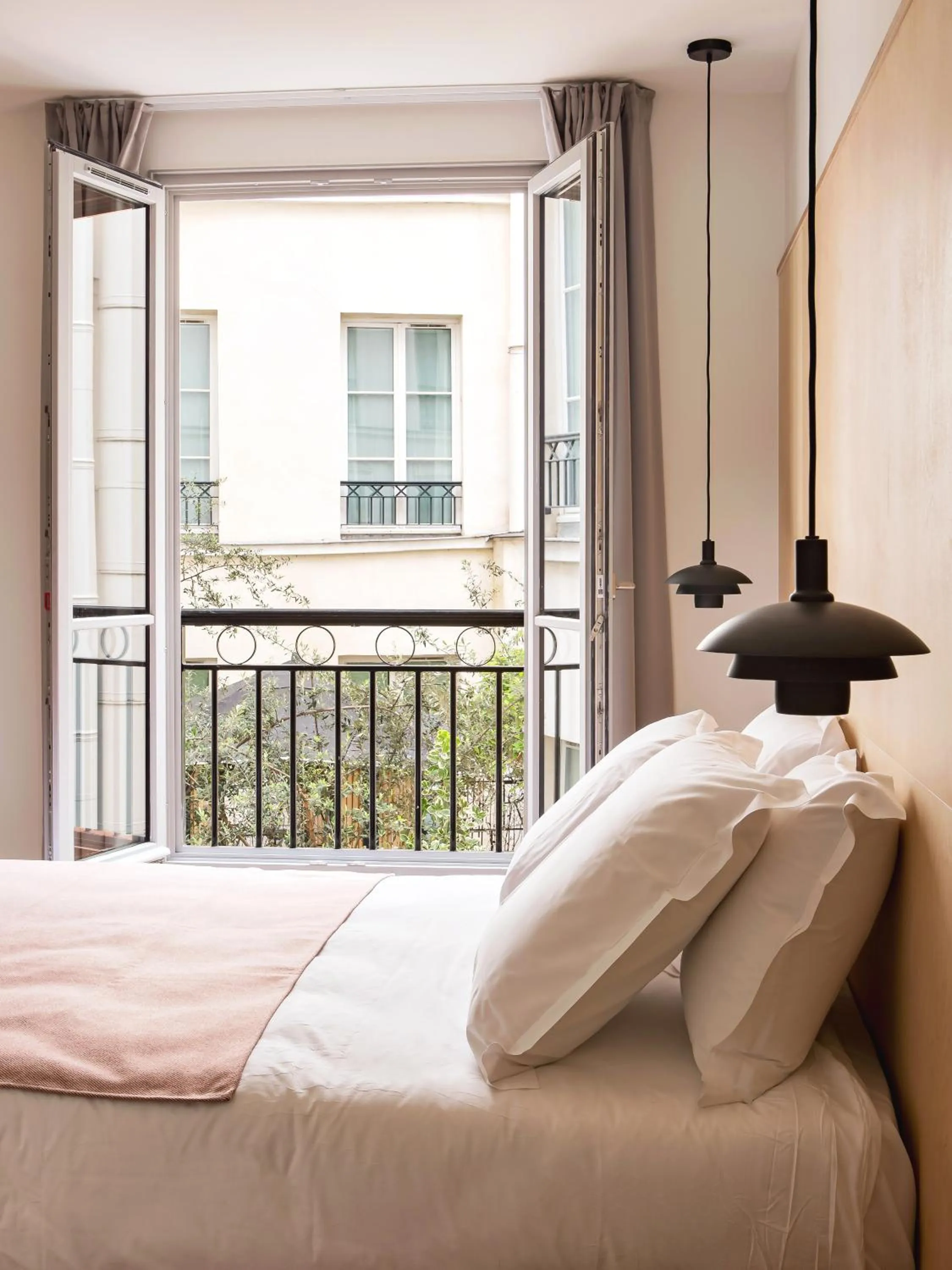 View (from property/room), Bed in New Hotel Opéra