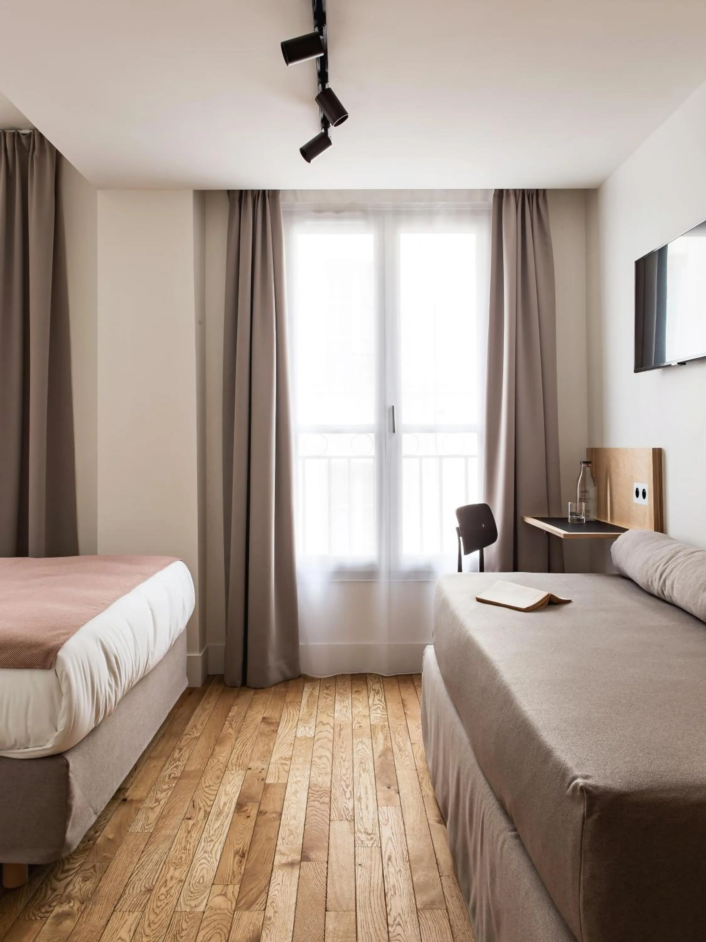 Photo of the whole room, Bed in New Hotel Opéra