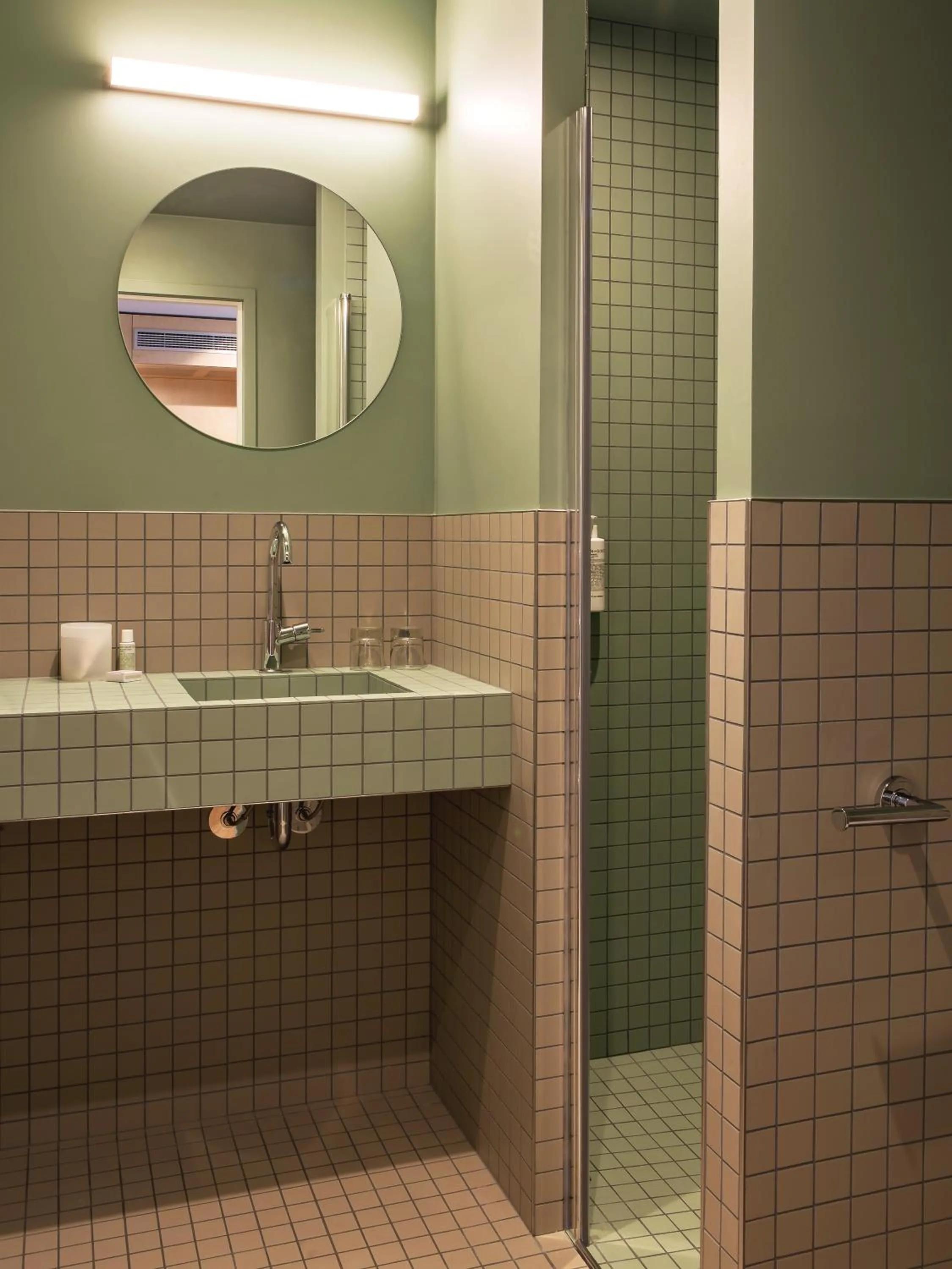 Shower in New Hotel Opéra