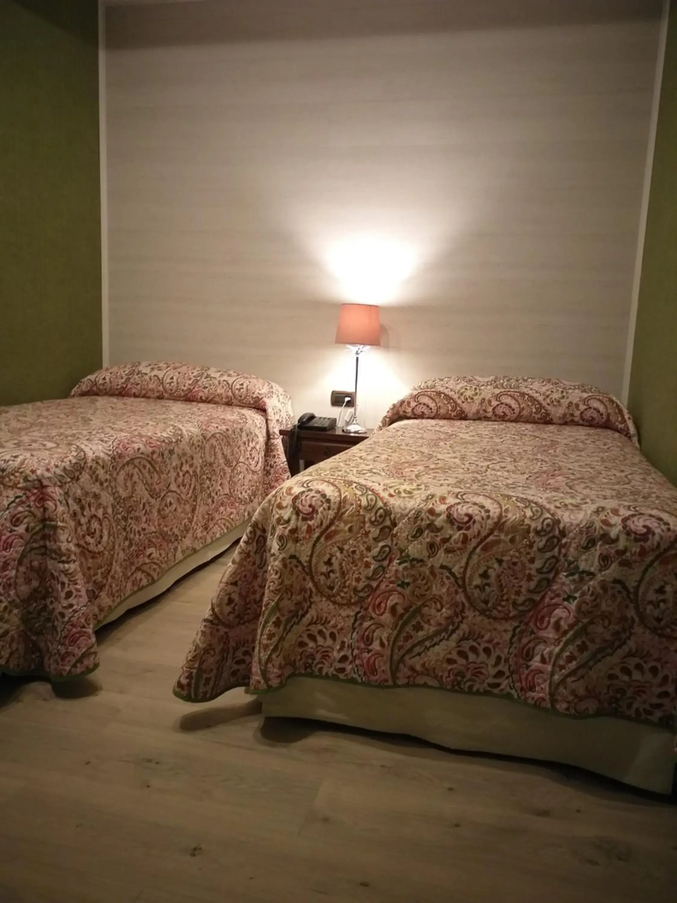Twin Room in Hotel Giral Twin Room in Hotel Giral