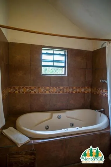 Bath in Bosques de Monterreal