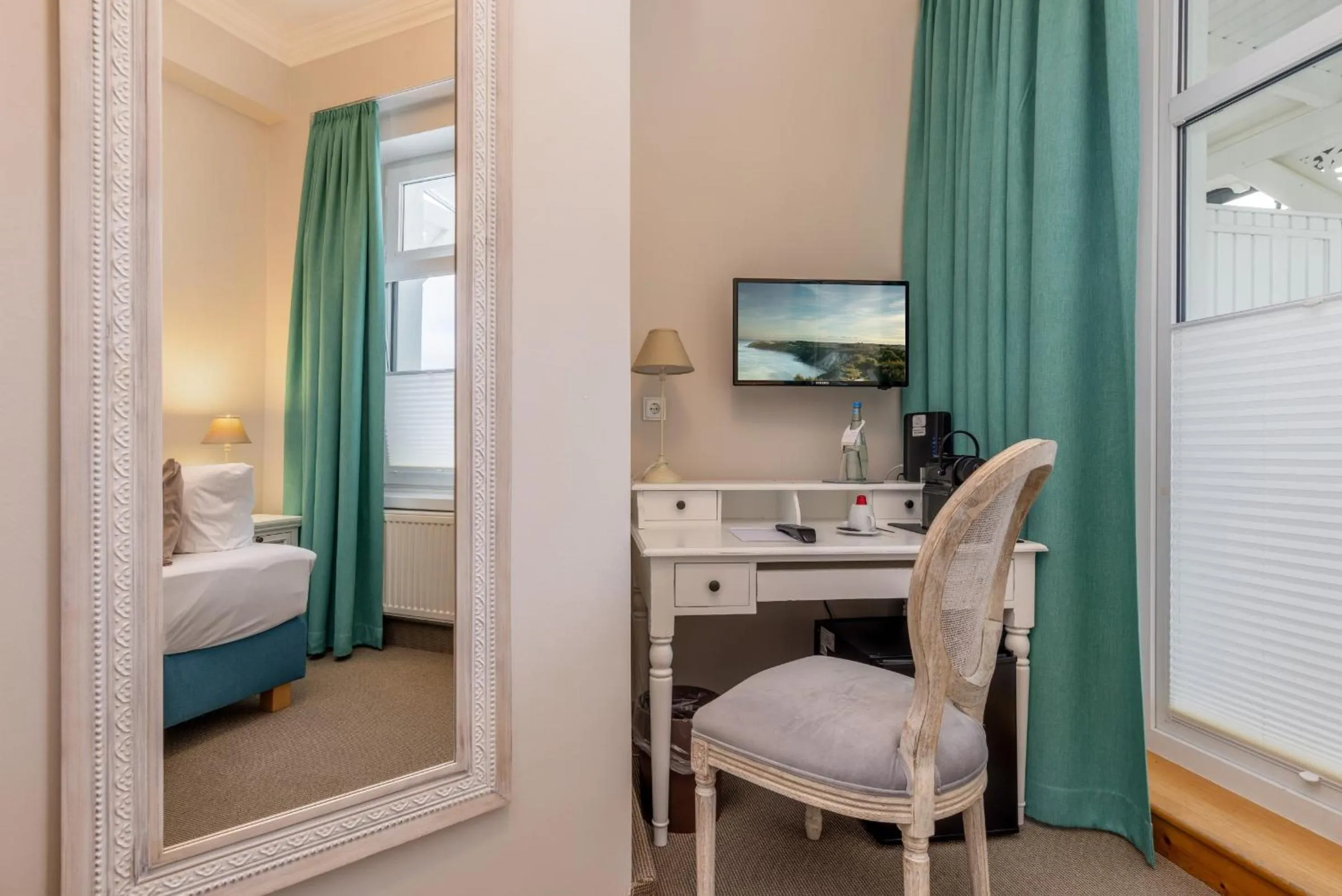 TV and multimedia, Bed in Strandhotel zur Promenade