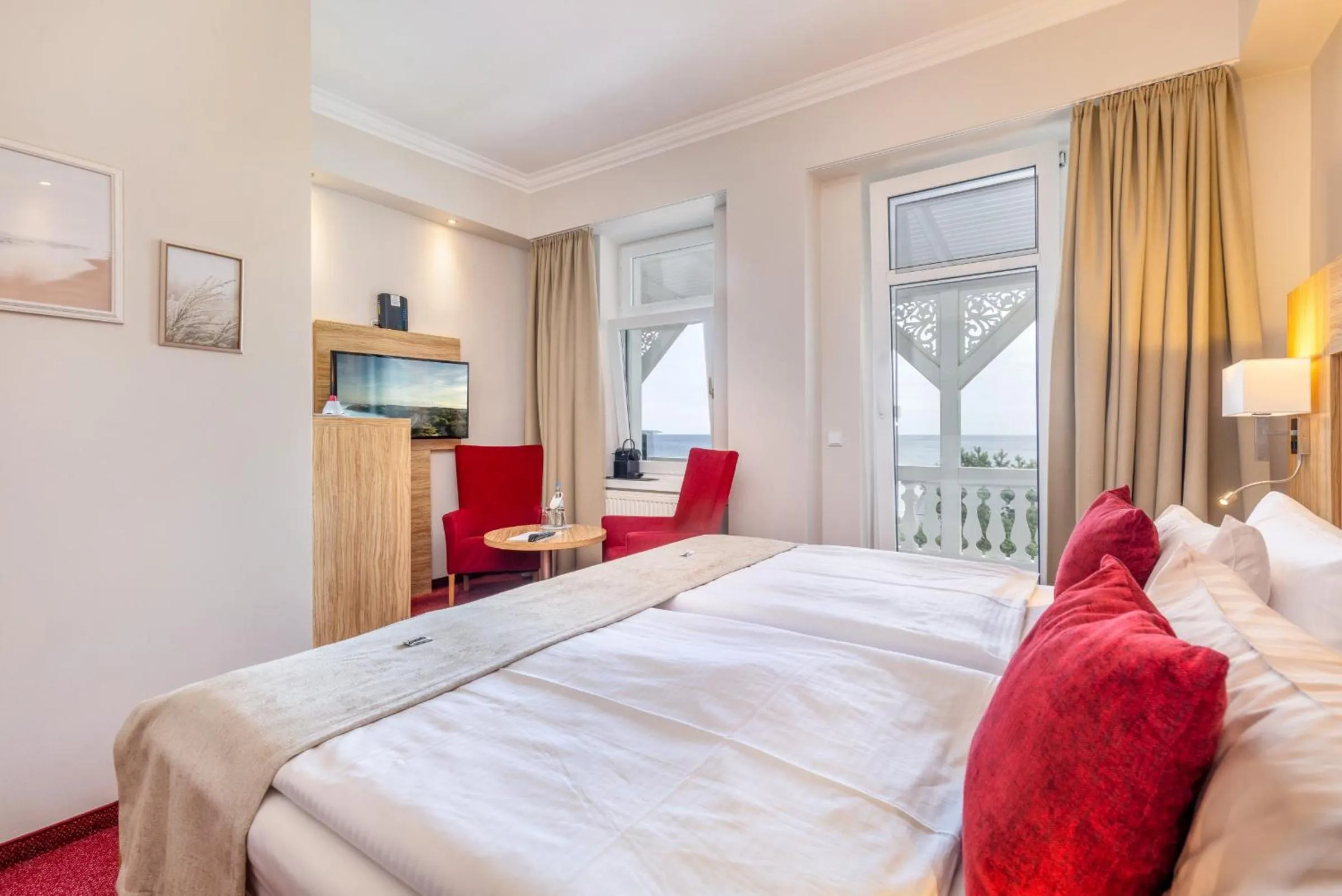 Photo of the whole room, Bed in Strandhotel zur Promenade