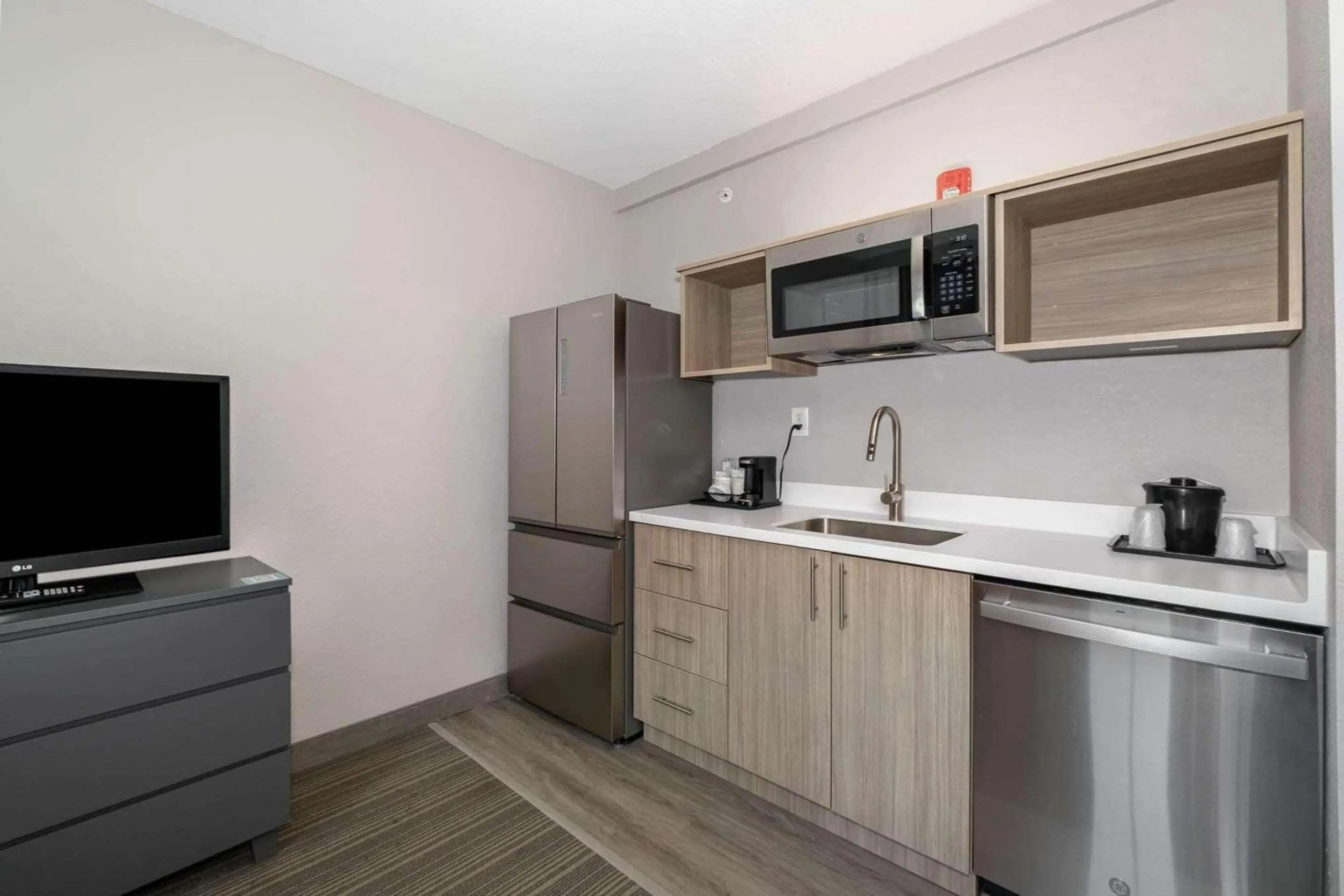 Bedroom in Country Inn & Suites by Radisson, Port Canaveral, FL