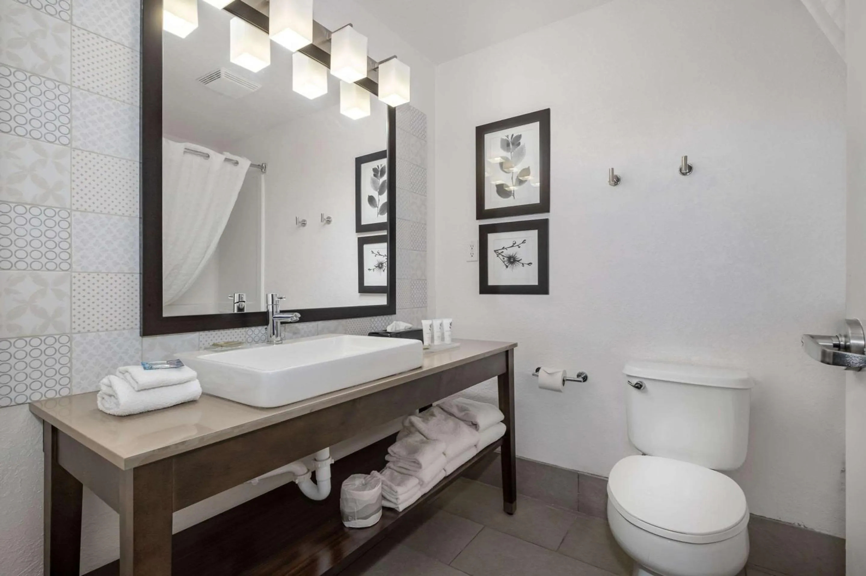 Bedroom in Country Inn & Suites by Radisson, Port Canaveral, FL