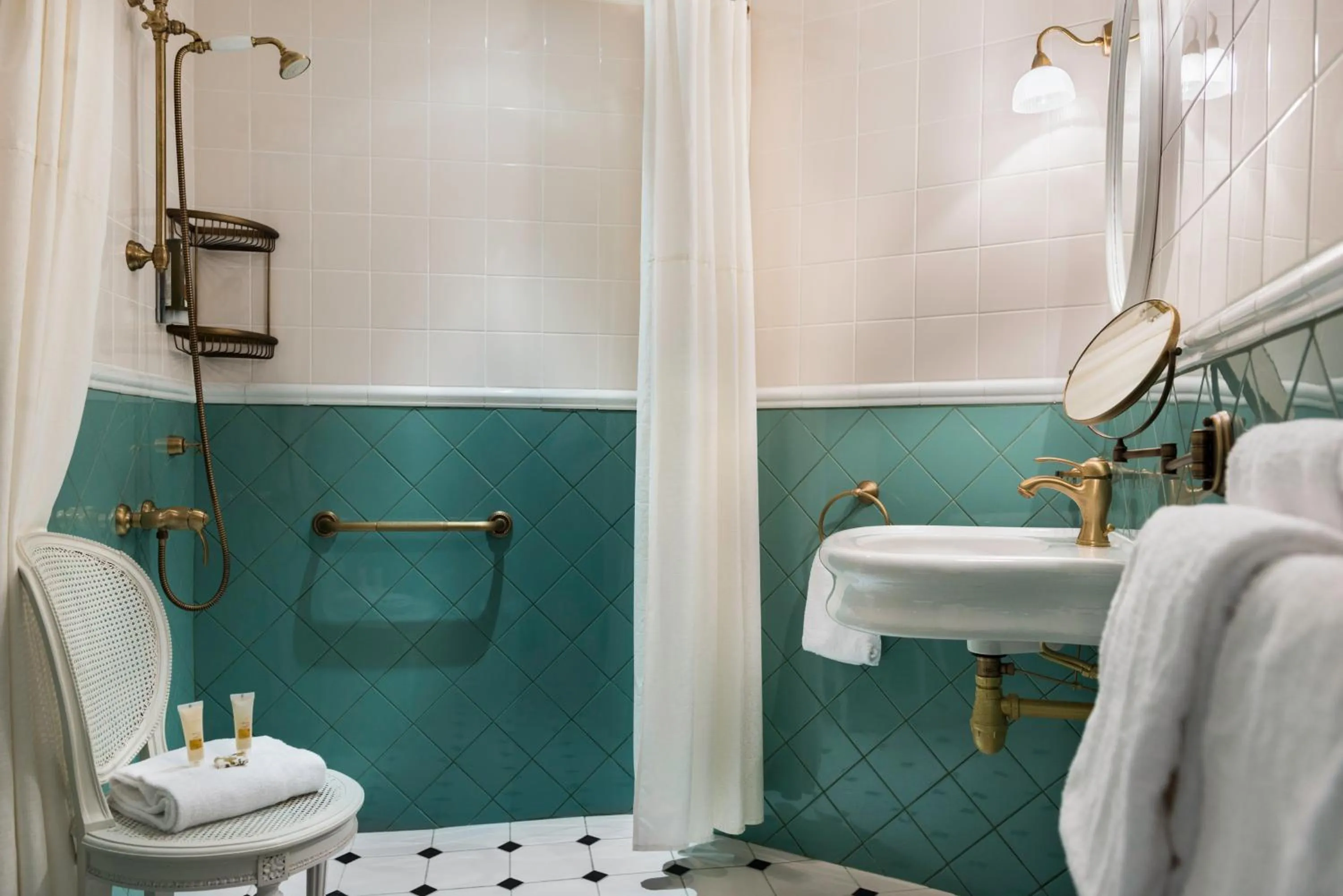 Bathroom in Hotel de Neuve by Happyculture