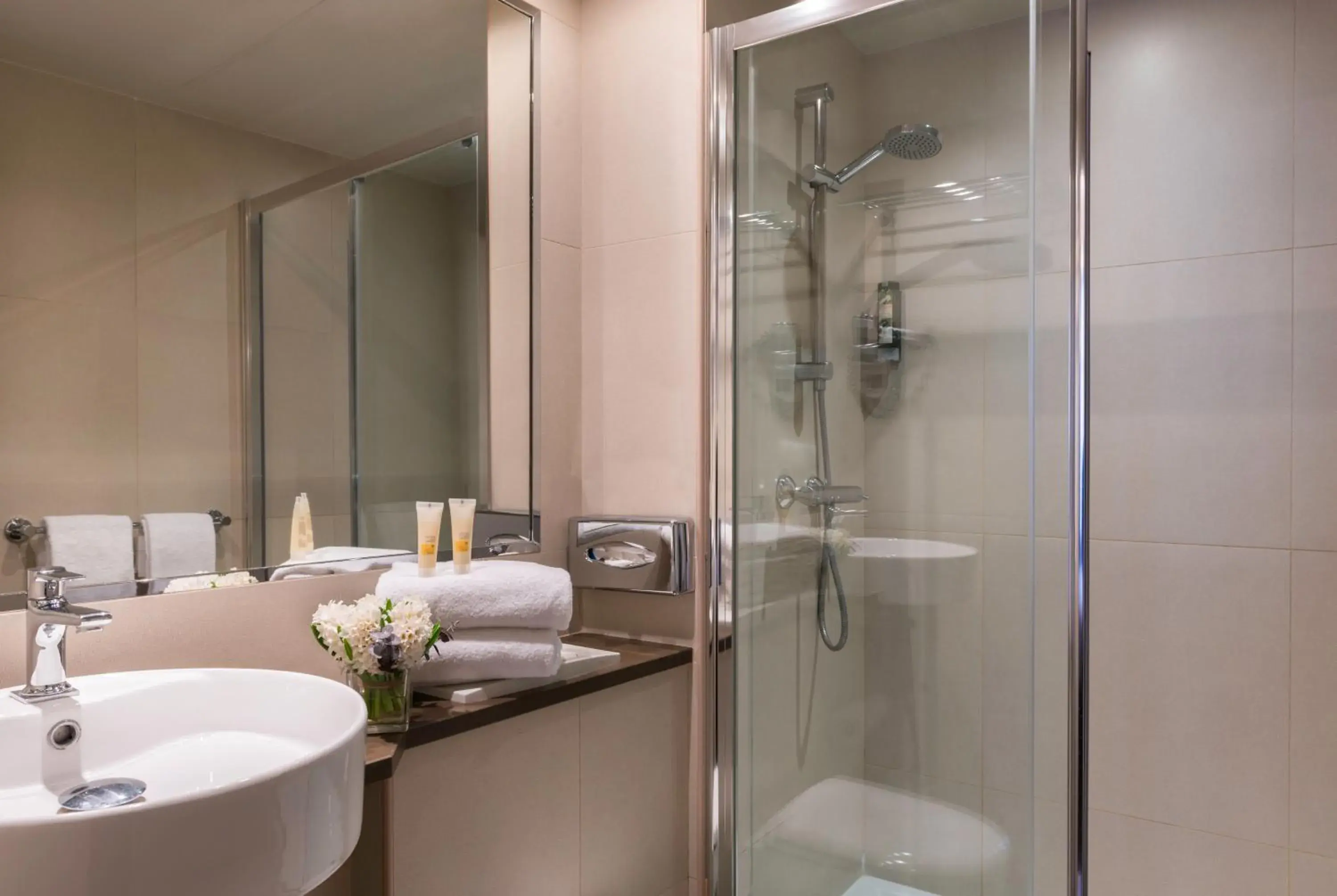 Classic Double or Twin Room in Hotel de Neuve by Happyculture Classic Double or Twin Room in Hotel de Neuve by Happyculture