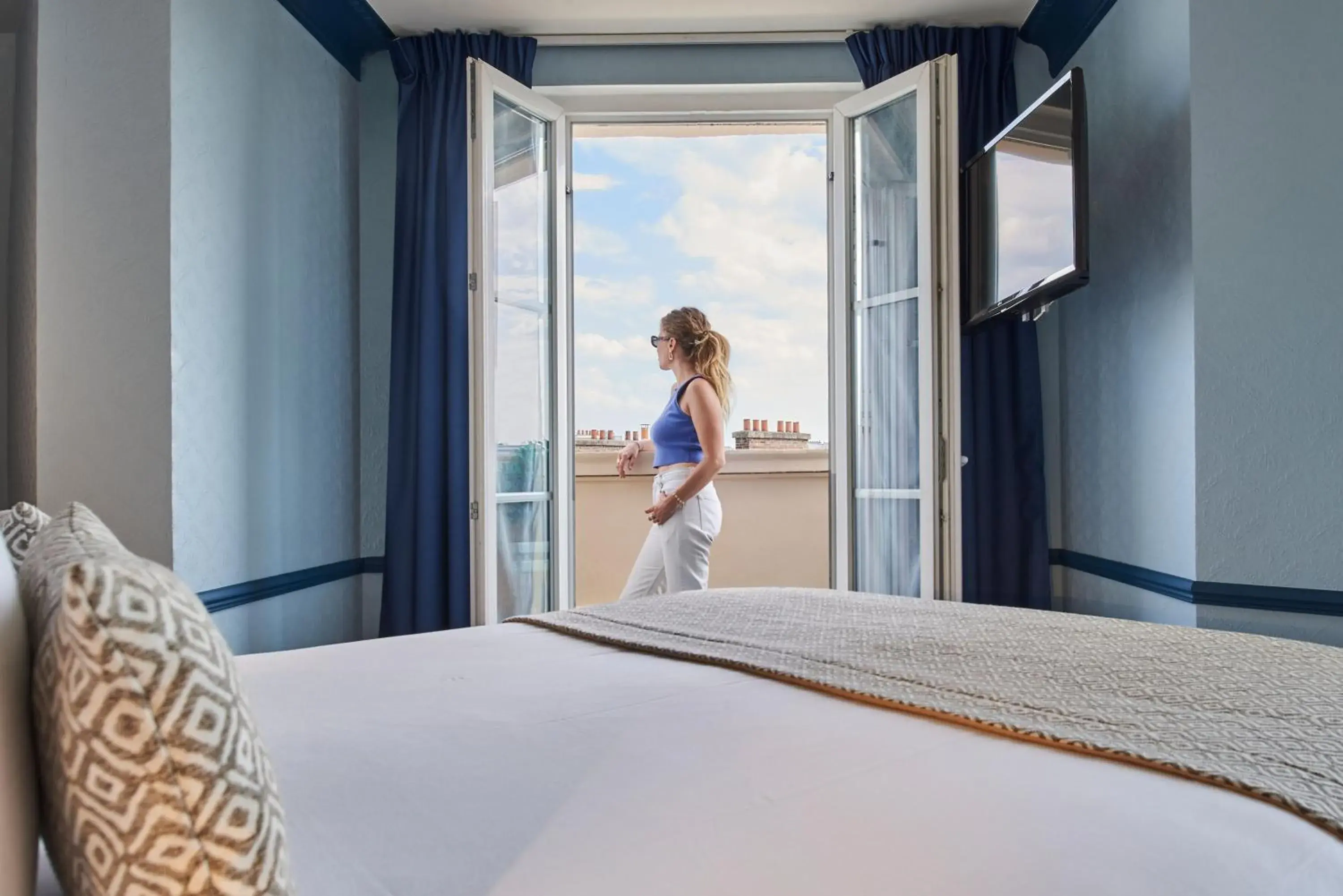 Double Room with Balcony in Hotel de Neuve by Happyculture Double Room with Balcony in Hotel de Neuve by Happyculture