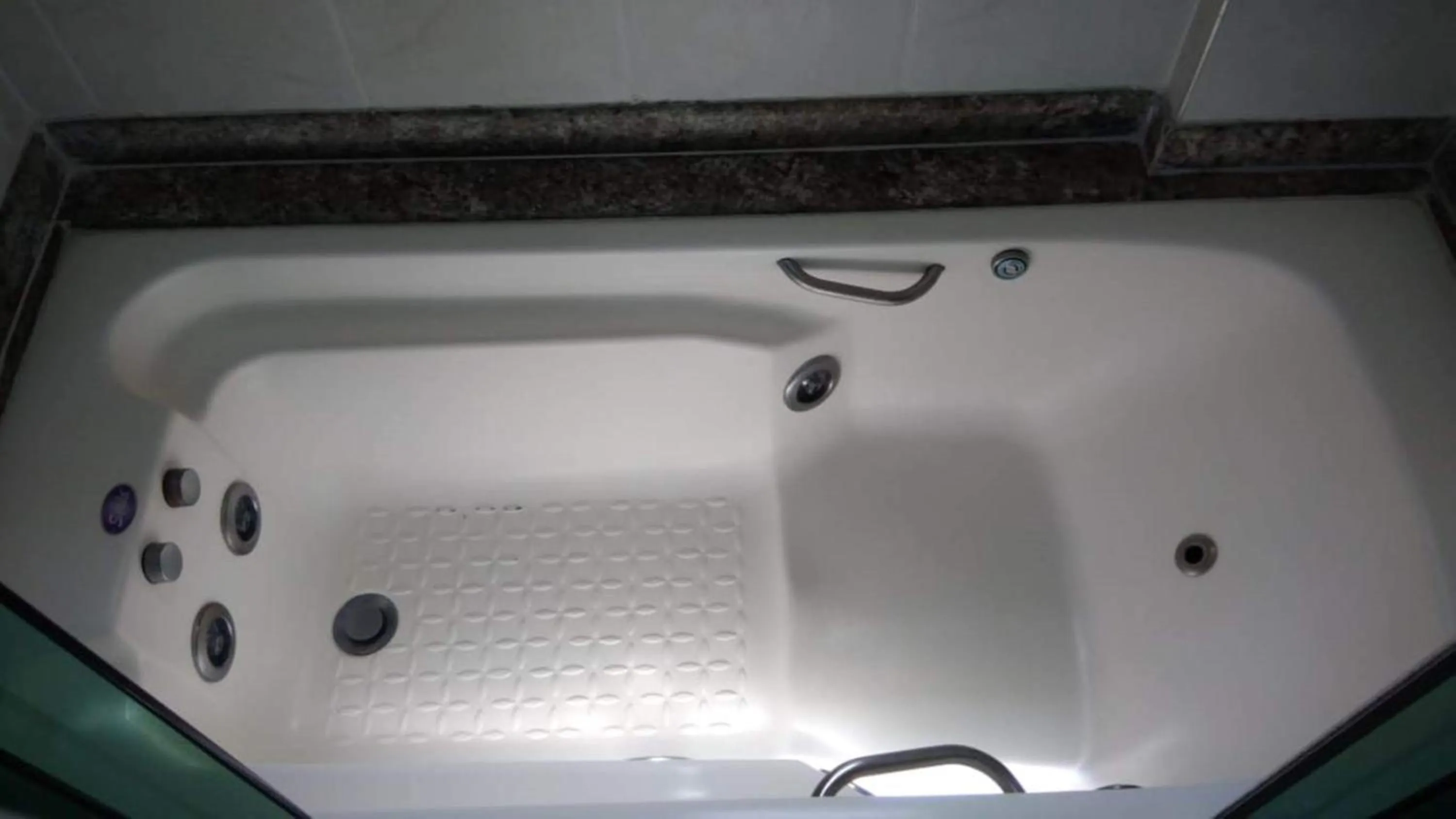 Hot Tub in Hotel Luni