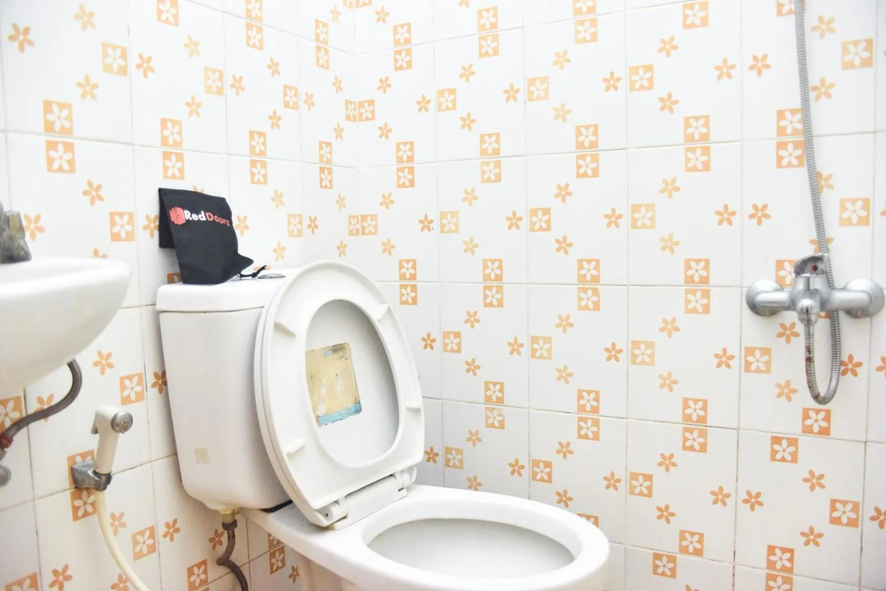 Bathroom in RedDoorz at Pettarani Square Makassar