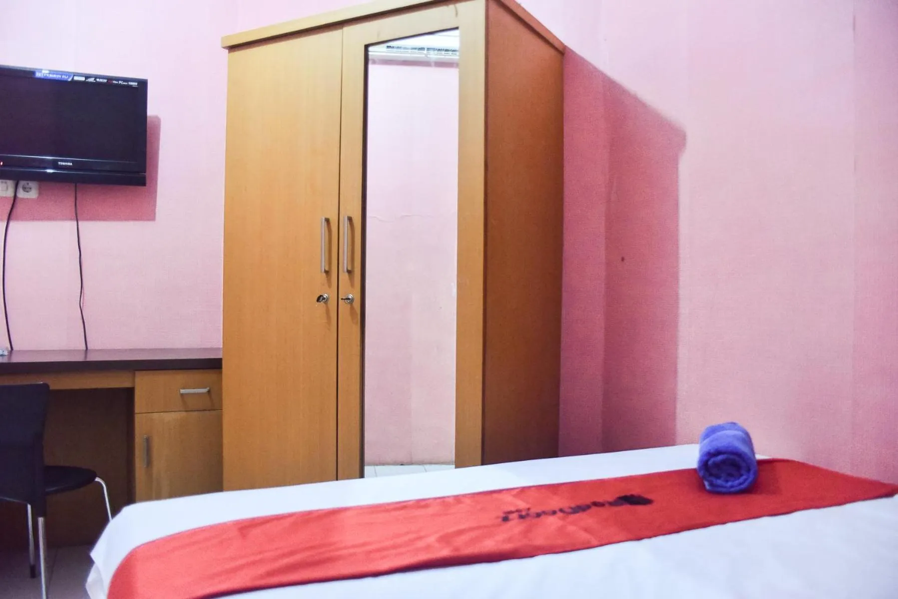 Bed in RedDoorz at Pettarani Square Makassar