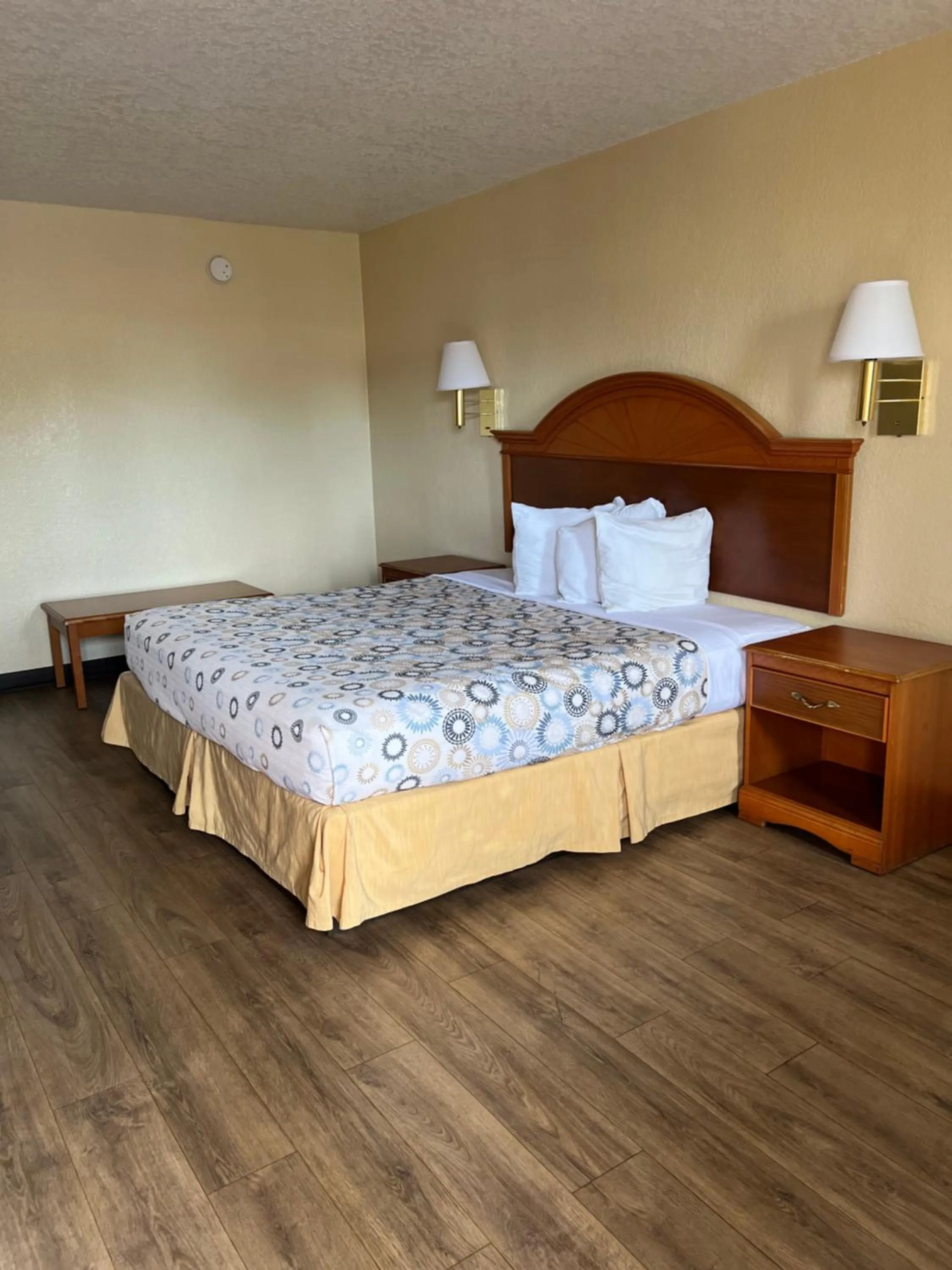 Bed in Hole Inn the Wall Hotel - Fort Walton Beach - Sunset Plaza - nearby Beaches & Hurlburt