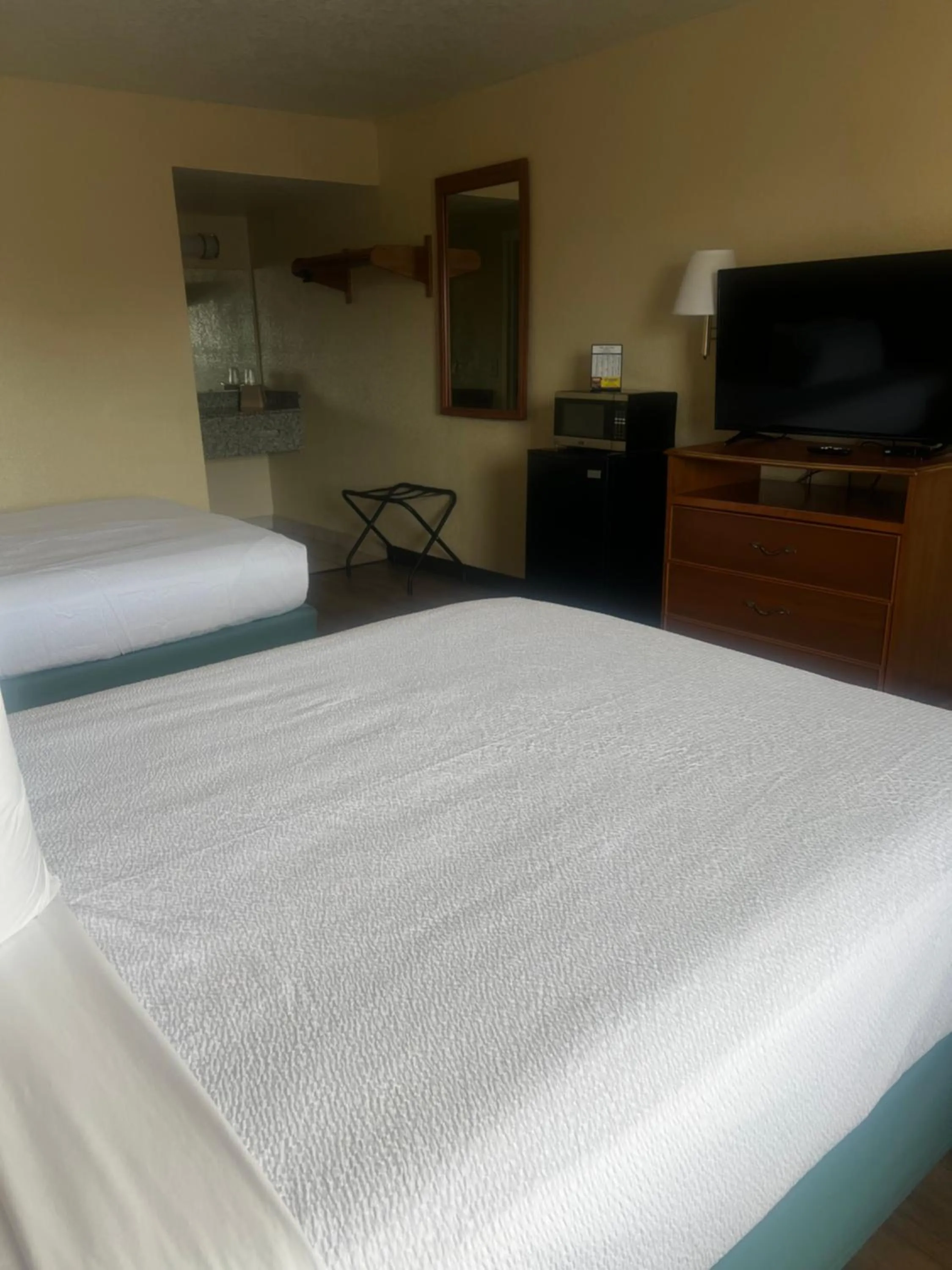 Bedroom, Bed in Hole Inn the Wall Hotel - Fort Walton Beach - Sunset Plaza - nearby Beaches & Hurlburt