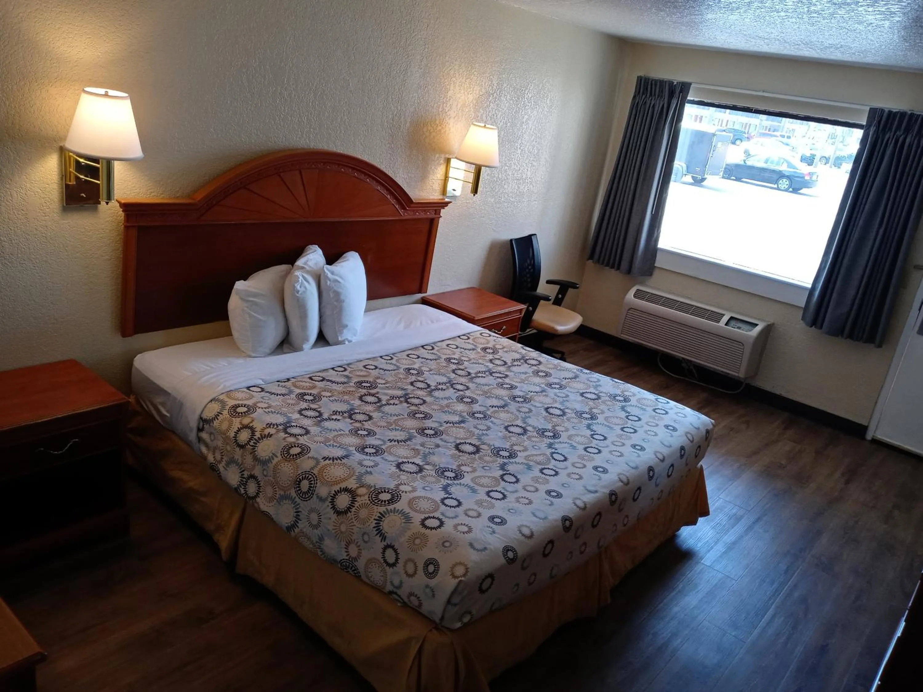Bedroom, Bed in Hole Inn the Wall Hotel - Fort Walton Beach - Sunset Plaza - nearby Beaches & Hurlburt