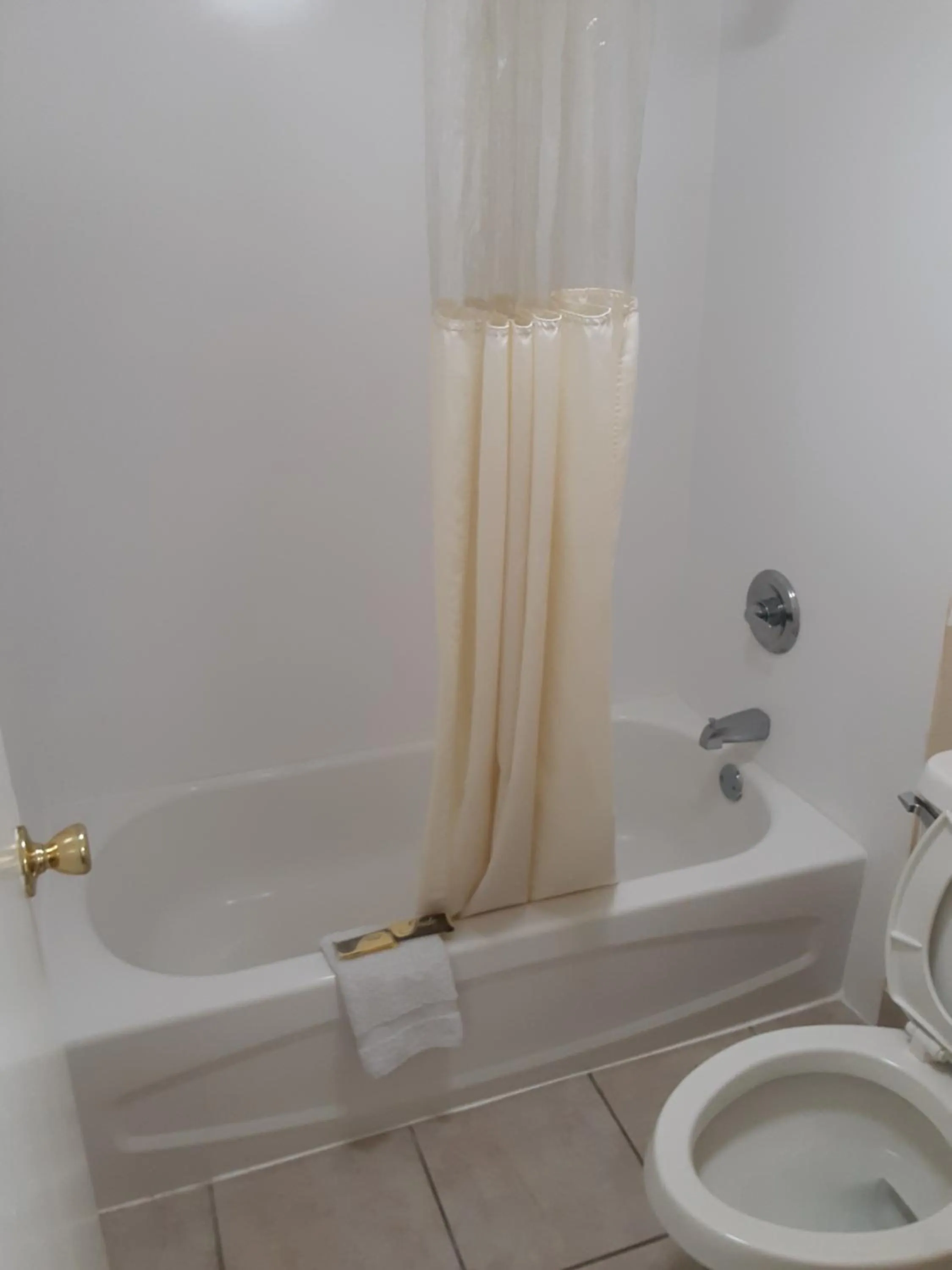 Bathroom in Hole Inn the Wall Hotel - Fort Walton Beach - Sunset Plaza - nearby Beaches & Hurlburt