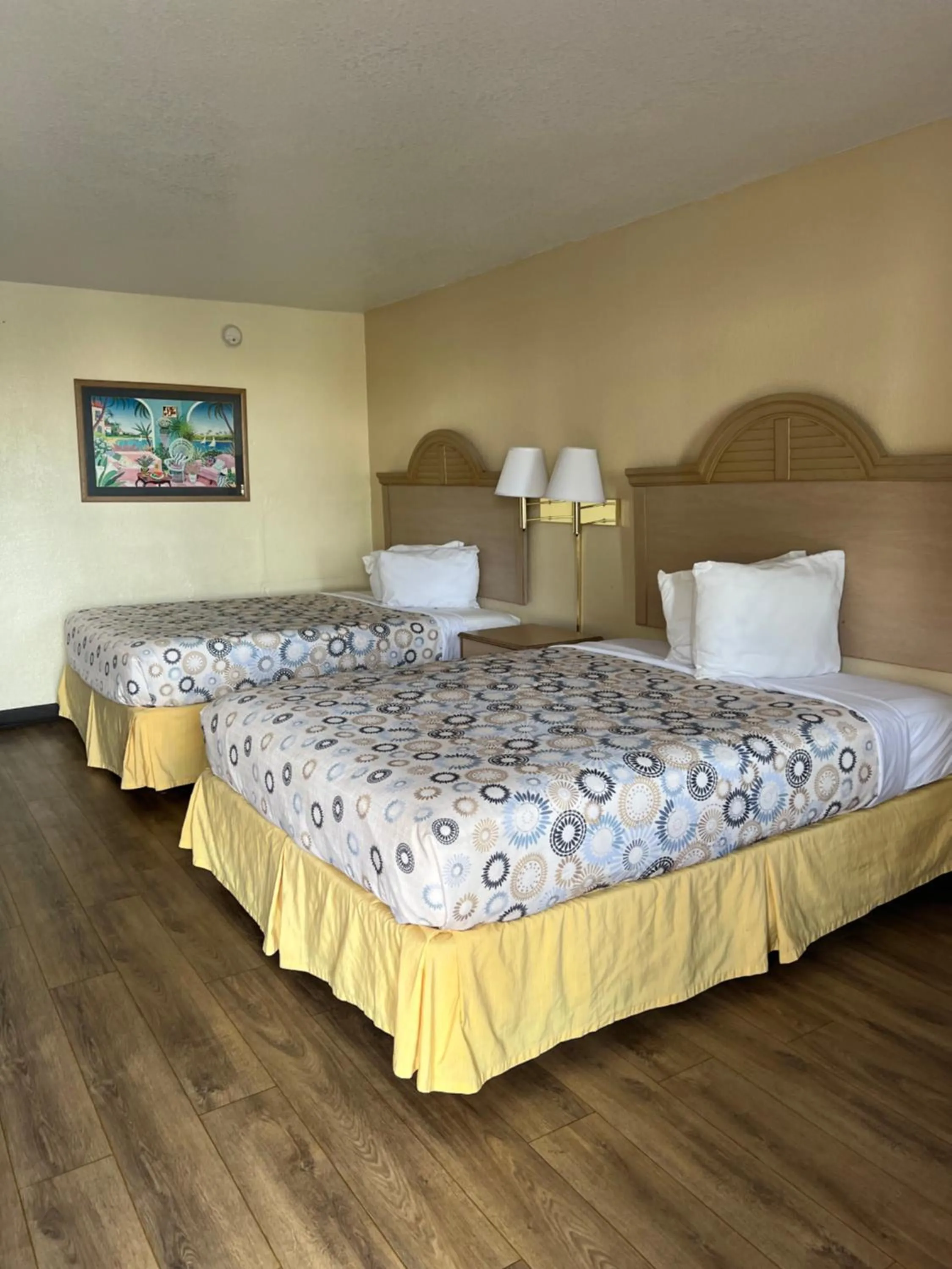Bedroom, Bed in Hole Inn the Wall Hotel - Fort Walton Beach - Sunset Plaza - nearby Beaches & Hurlburt