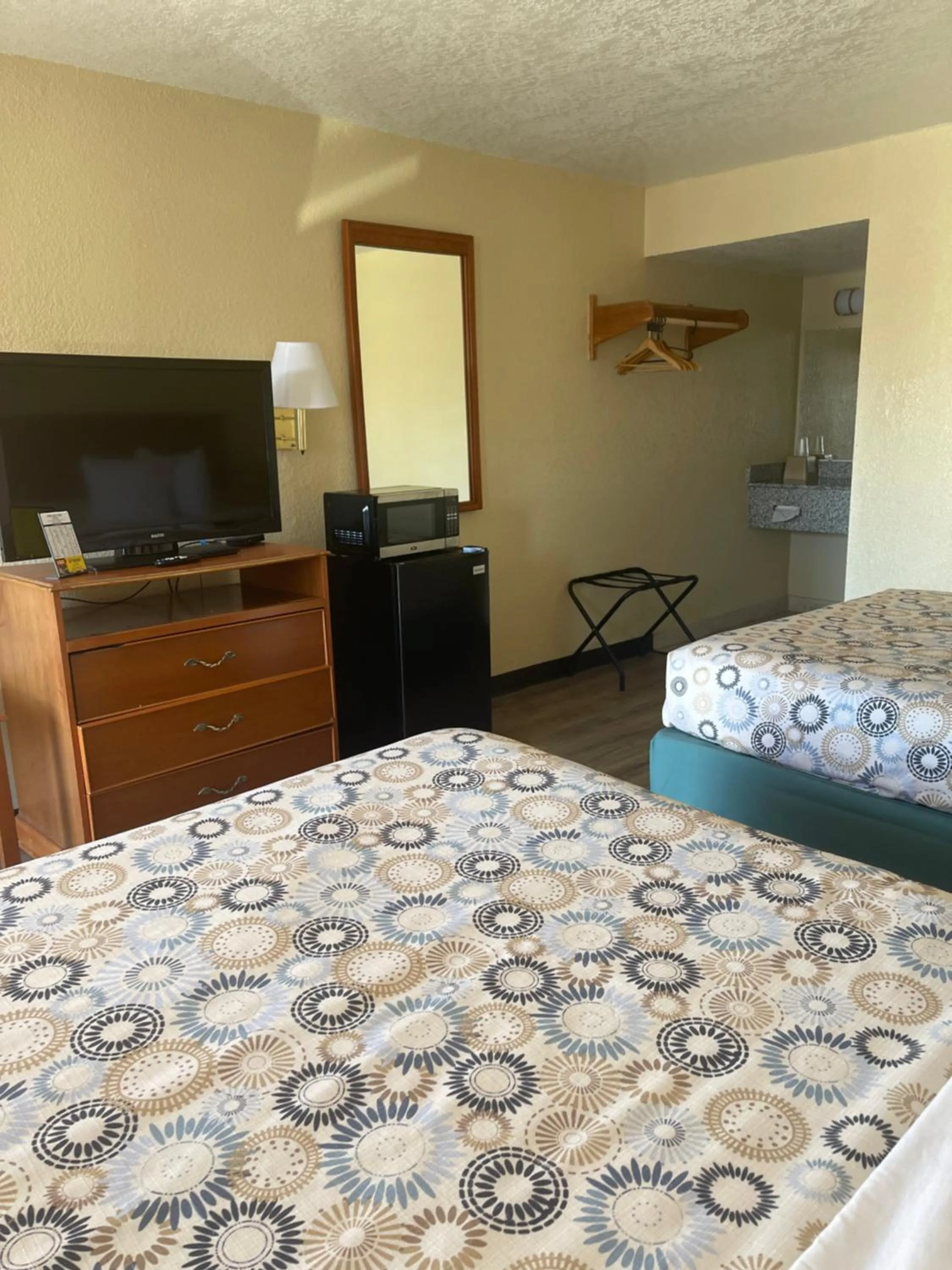 Bed in Hole Inn the Wall Hotel - Fort Walton Beach - Sunset Plaza - nearby Beaches & Hurlburt