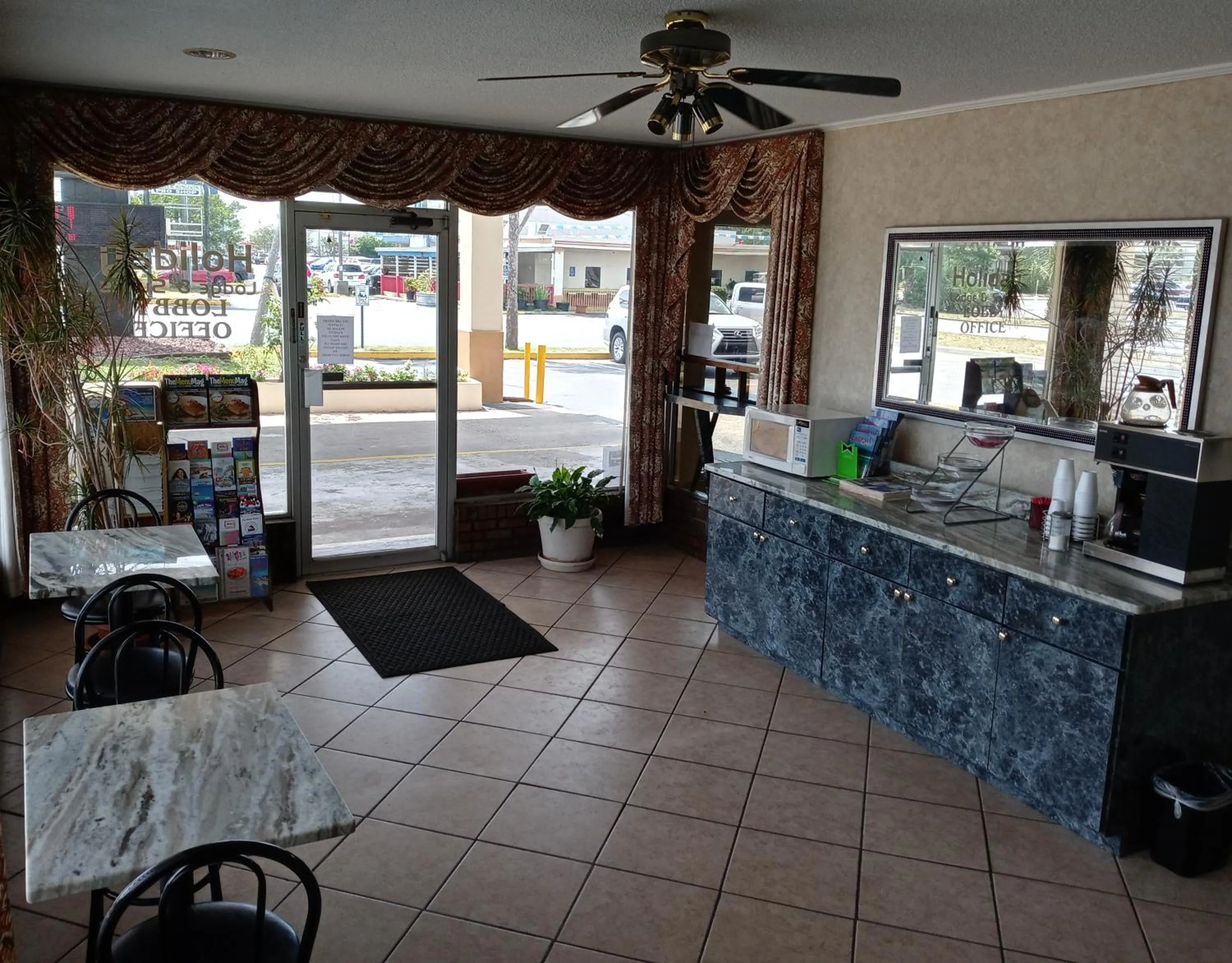 Lobby or reception in Hole Inn the Wall Hotel - Fort Walton Beach - Sunset Plaza - nearby Beaches & Hurlburt