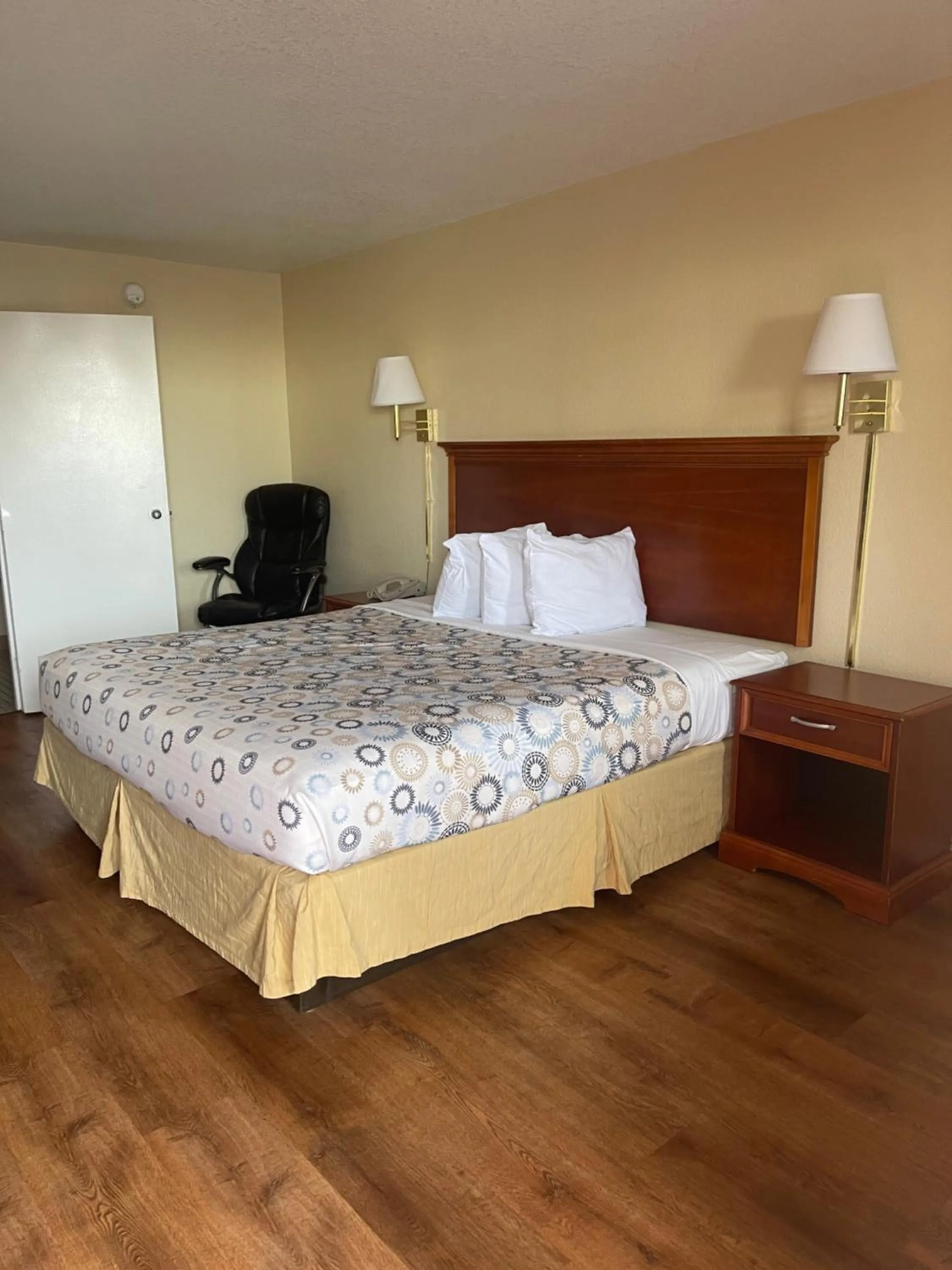 acessibility, Bed in Hole Inn the Wall Hotel - Fort Walton Beach - Sunset Plaza - nearby Beaches & Hurlburt